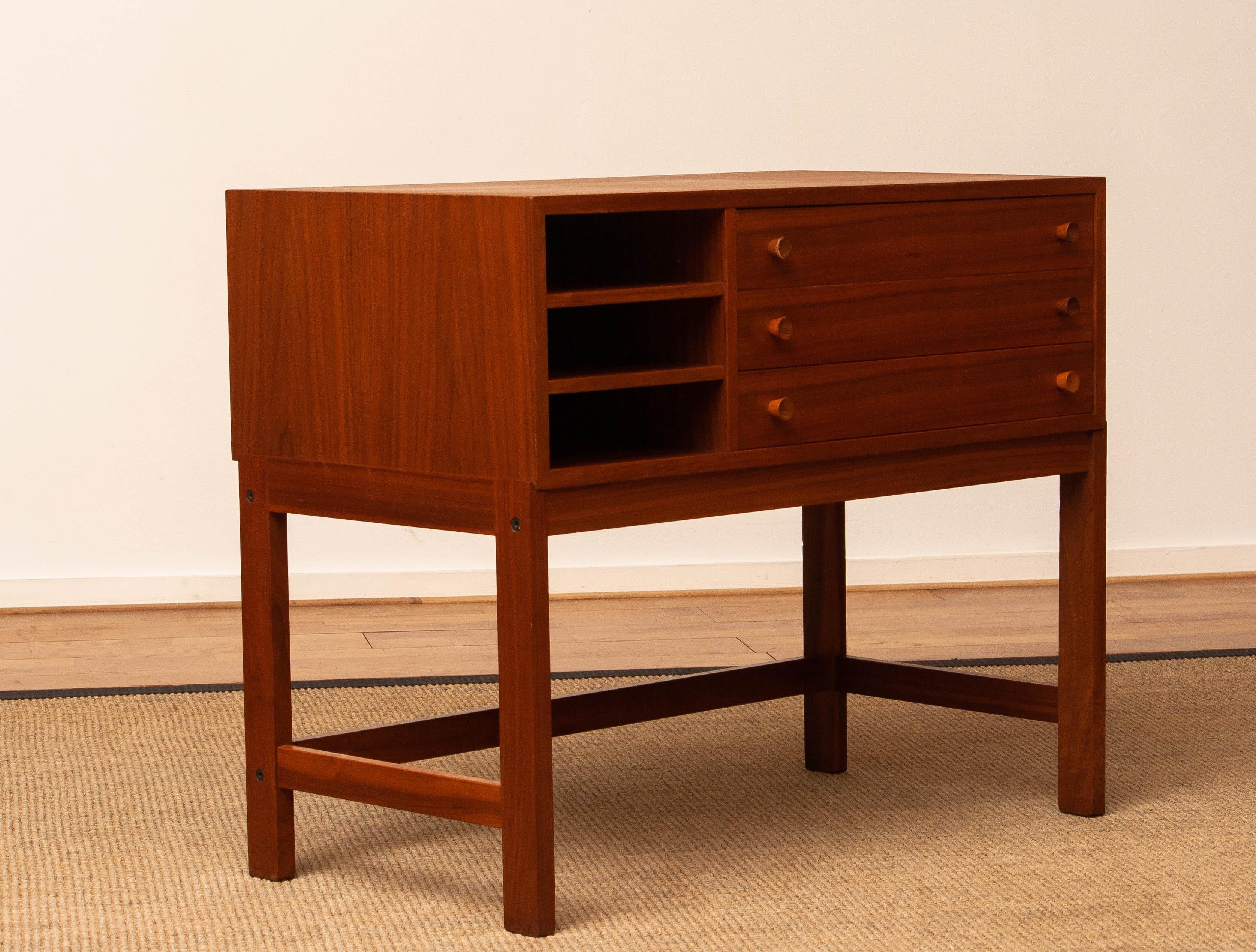 Walnut Sideboard By Karl Erik Ekselius For JOC Design Vetlanda Sweden. 1960s In Good Condition For Sale In Silvolde, Gelderland