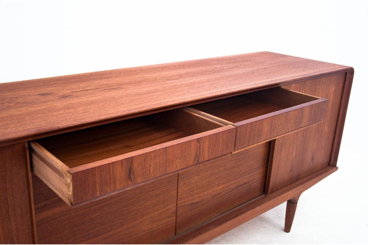 Sideboard, Danish design, 1960s

Wood: teak

Very good condition.

Dimensions:

height 79 cm, length 213 cm, depth 50 cm.