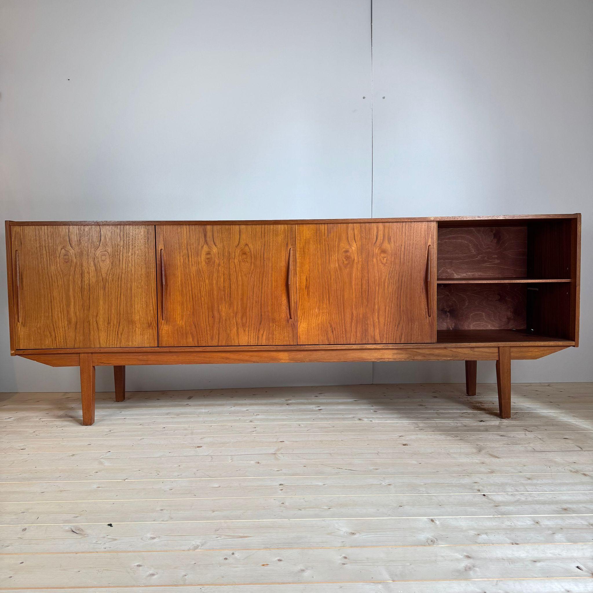 Teak sideboard, Denmark 1960 In Good Condition For Sale In Torino, IT