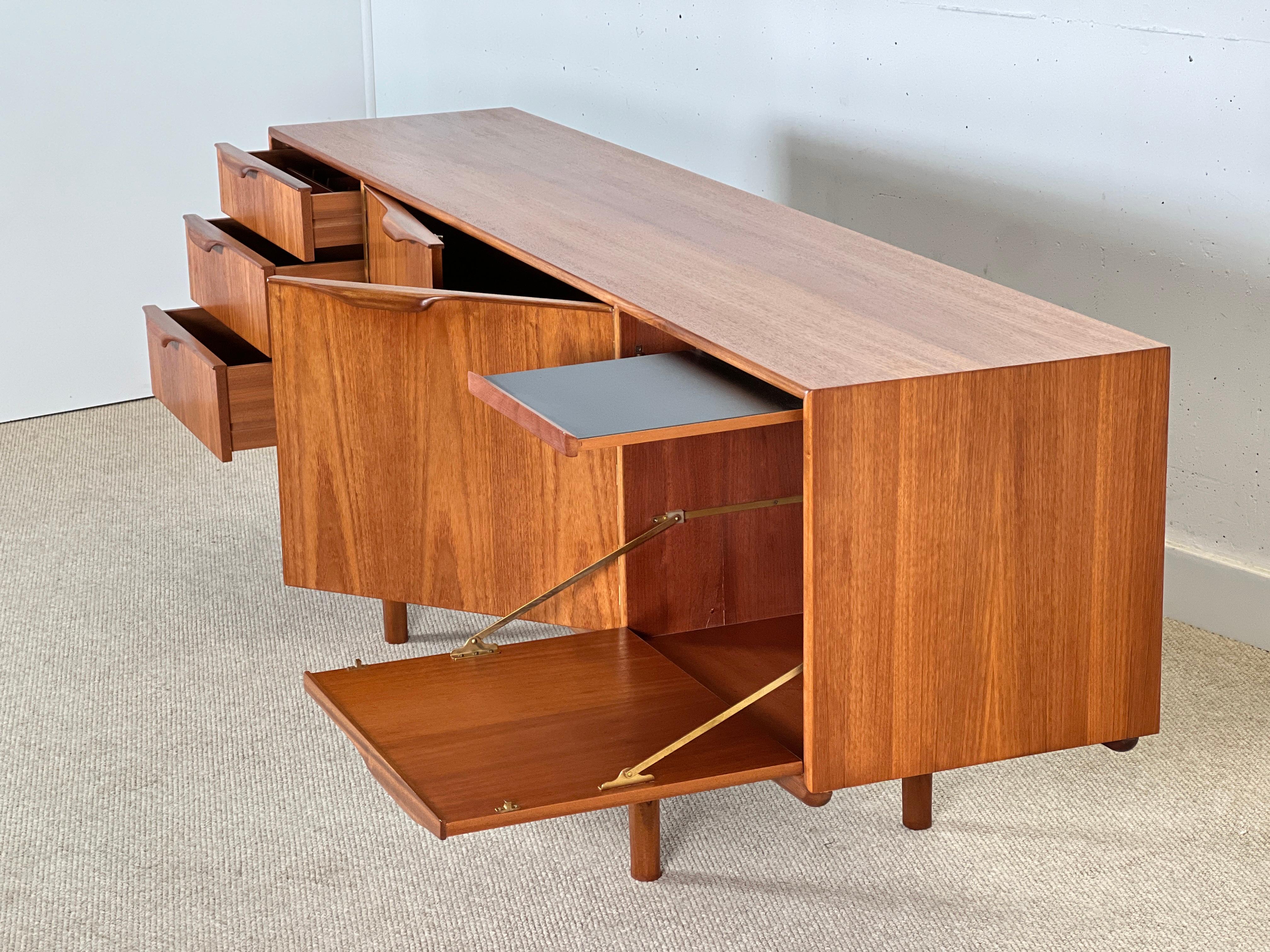 Tom Robertson designed dunvegan sideboard in teak wood for A.H. McIntosh in Scotland in the 1970s.

Tom Robertson updated this model in the early ’70s, belongs to its Dunvegan collection, and has been modified with long legs instead of the metal