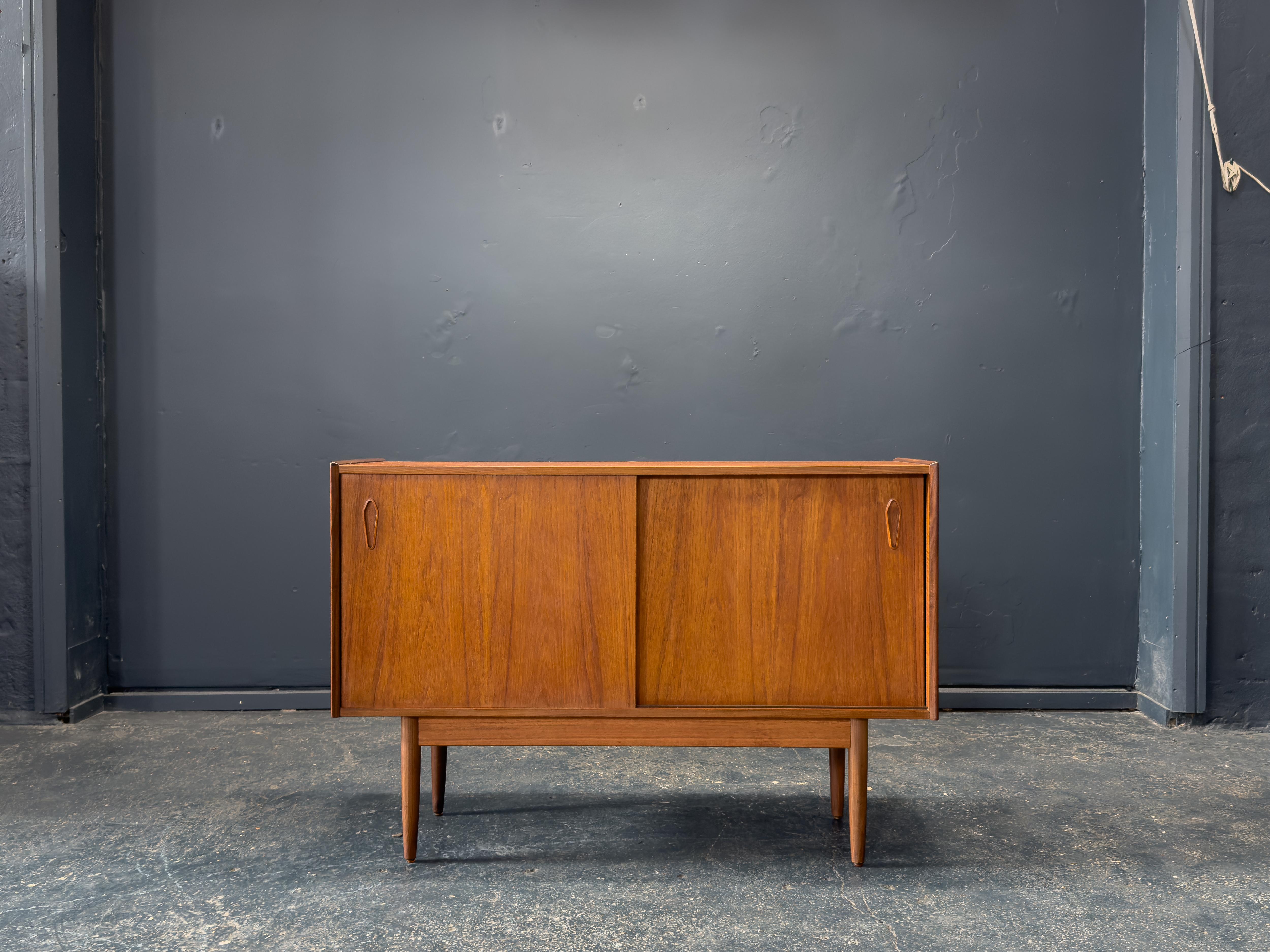 Mid-Century moderno Credenza in teak in vendita