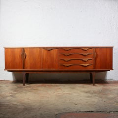 Buffet en teck des années 1960, attribué à Jentique, Angleterre