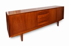 Buffet en teck dans le style d'Arne Vodder par Skovby Mobelfabric:: Danemark:: années 1960
