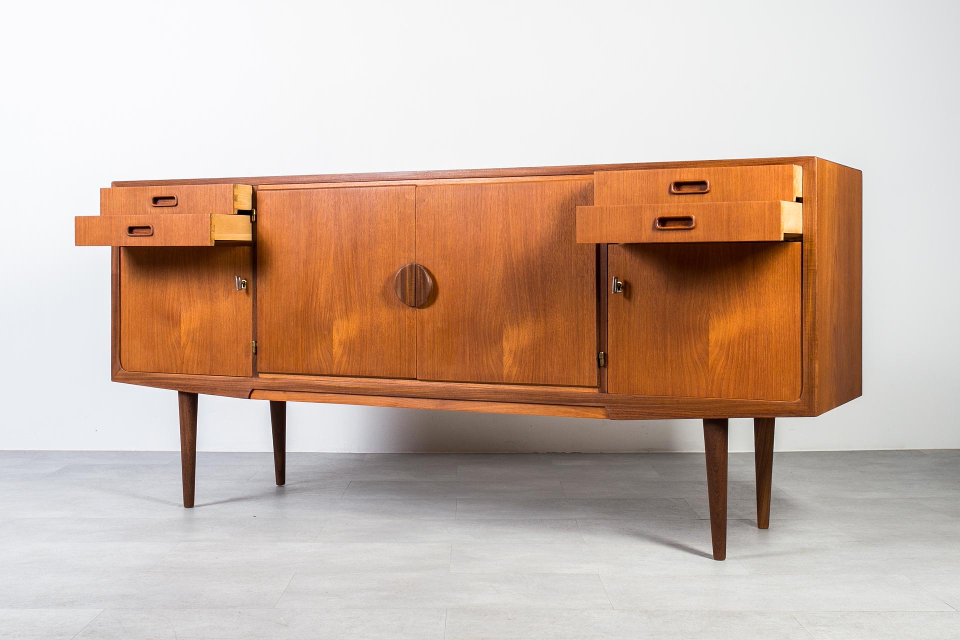 Teak Sideboard, Timeless Scandinavian & Mid Century Modern Design, Restored In Good Condition For Sale In Wrocław, Poland