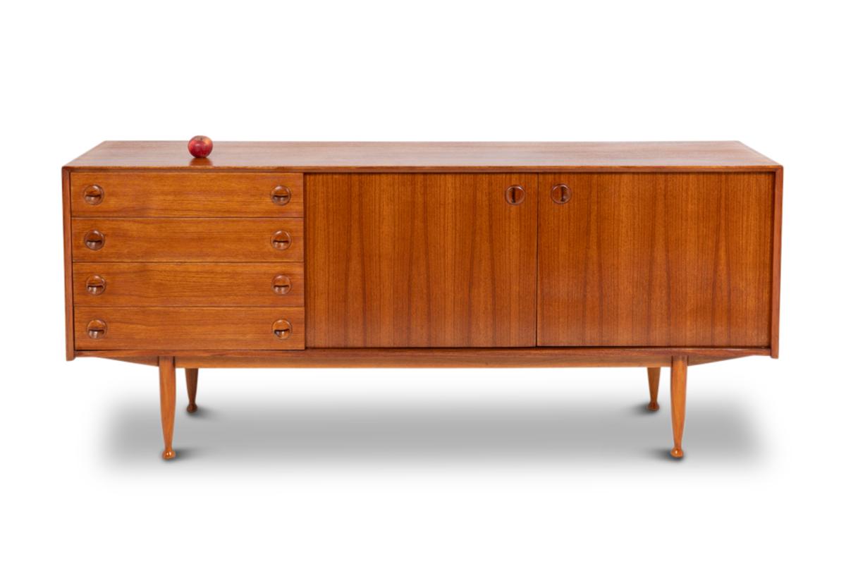 Teak sideboard, with four drawers and two doors. 20th century. In Excellent Condition For Sale In Saint-Ouen, FR