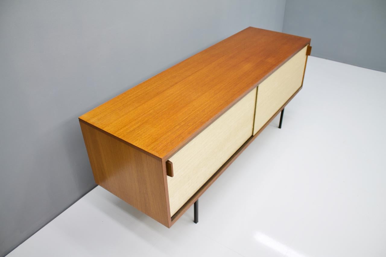 Sideboard aus Teakholz mit Schiebetüren aus Seegras von Dieter Waeckerlin:: 1950er Jahre im Zustand „Gut“ in Frankfurt / Dreieich, DE