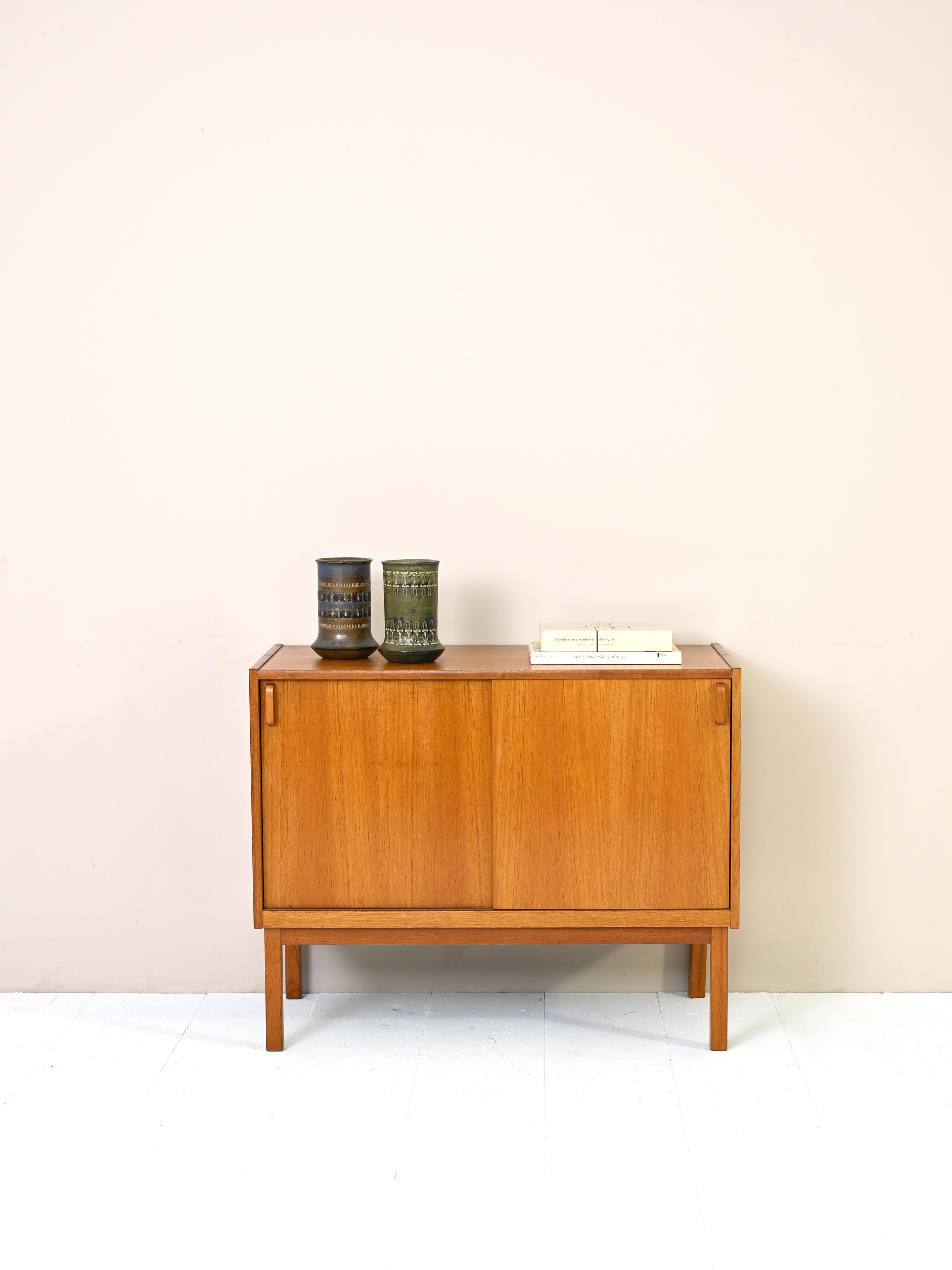 Sideboard designed by Fridhagen for Bodafors in the 1960s.
A piece with square, minimalist forms that recall the Nordic taste for simplicity.
It consists of a compartment equipped with an adjustable-height shelf and closed by sliding doors.
The
