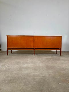 Buffet en teck à deux portes coulissantes, par Gianfranco Frattini, 1957