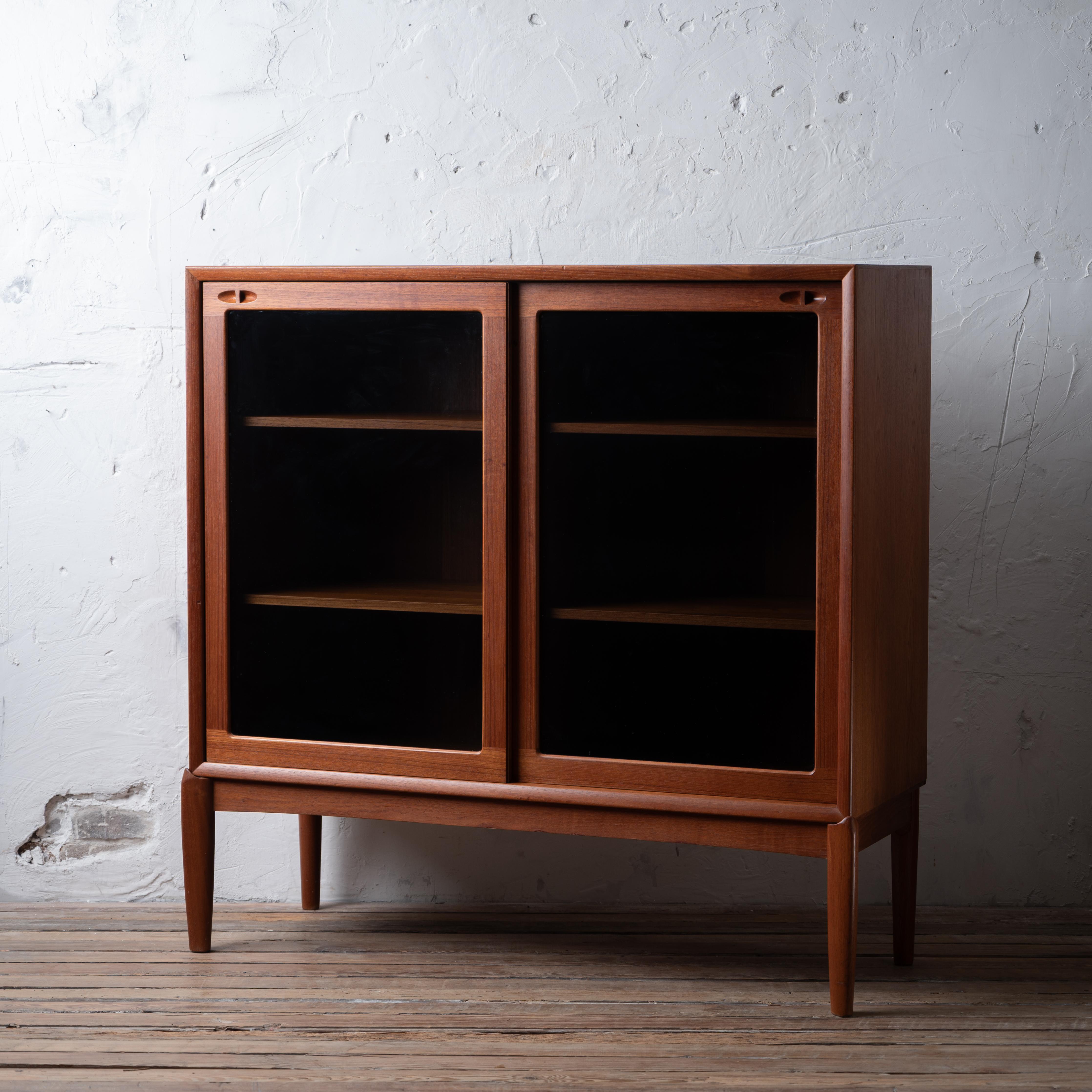 Ein Bücherregal aus Teakholz mit Schiebetür aus Rauchglas von Henry Walter Klein für Bramin, Dänemark, 1960er Jahre.



48 ¾ Zoll breit mal 17 Zoll tief mal 48 ½ Zoll  



