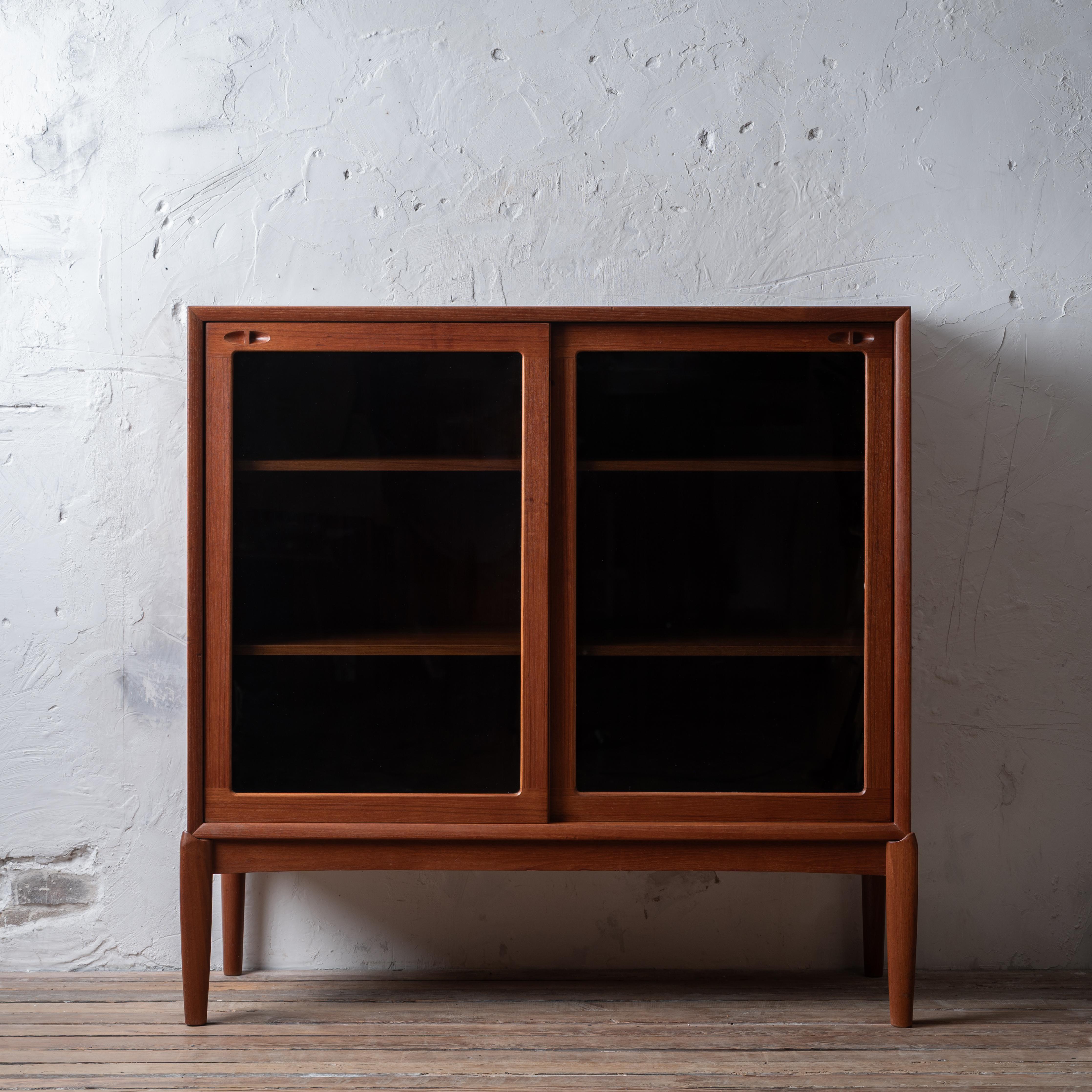 Bücherregal mit Schiebetür aus Teakholz von Henry Walter Klein, 1960er Jahre (Moderne) im Angebot