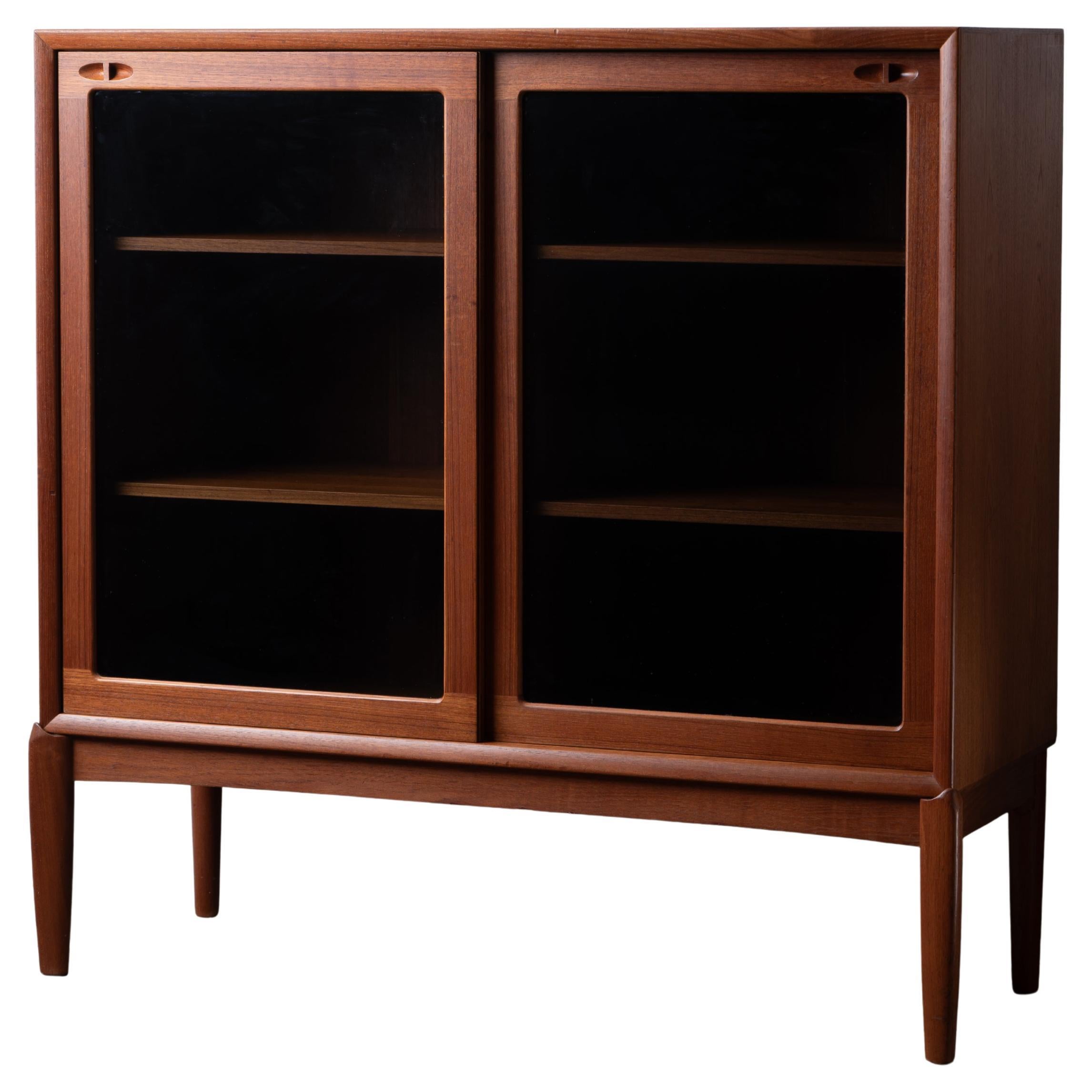 Bücherregal mit Schiebetür aus Teakholz von Henry Walter Klein, 1960er Jahre im Angebot