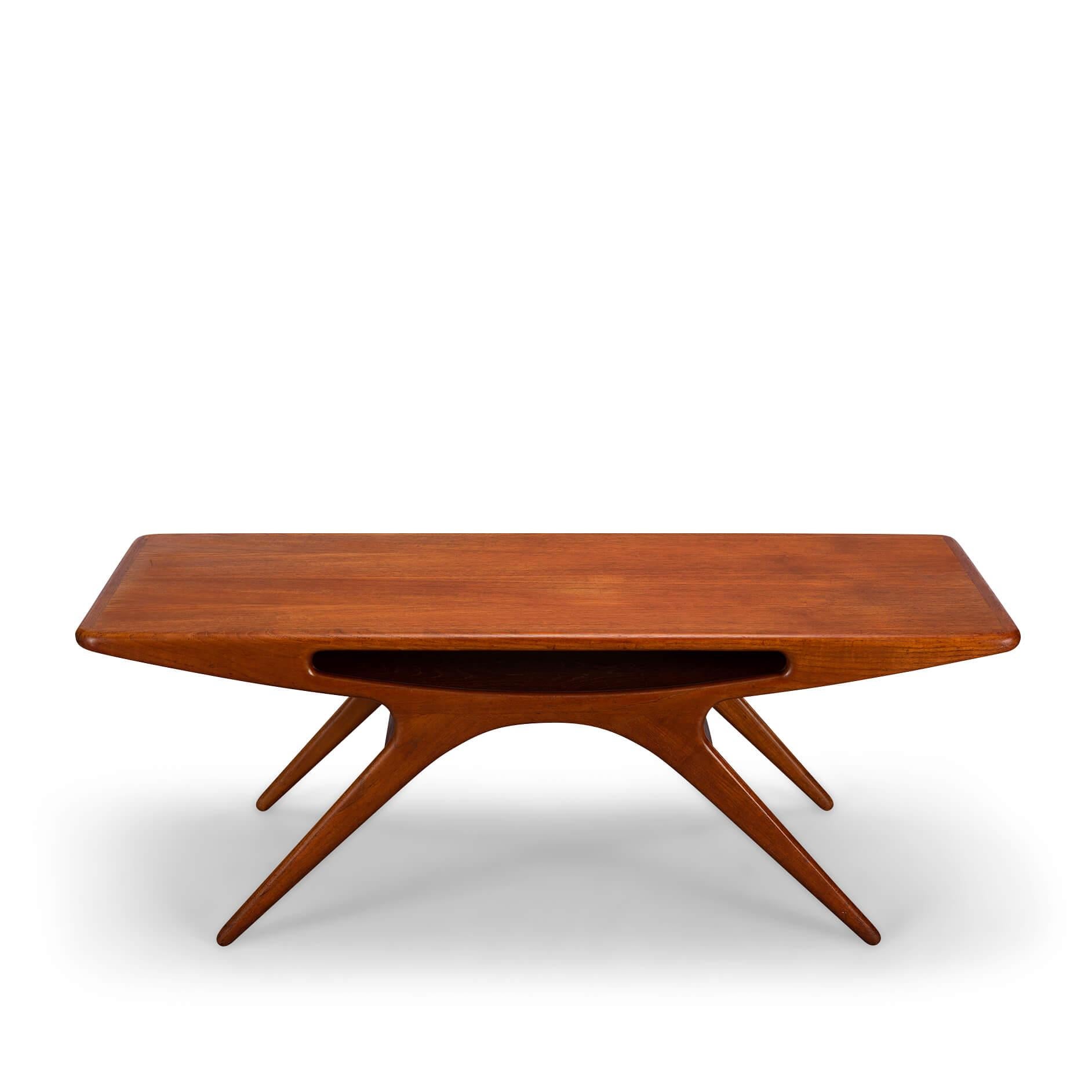 Teak 'Smile' Table by Johannes Andersen for CFC Silkeborg, 1950s In Good Condition For Sale In Elshout, NL