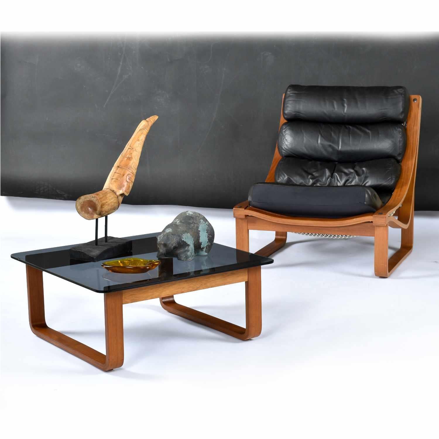 Tessa T4 Minimalistischer quadratischer Beistelltisch, entworfen von Fred Lowen. Der Beistelltisch im Vintage-Stil der 1970er Jahre hat eine rechteckige Platte aus 3/8″ dickem Rauchglas mit abgerundeten Ecken. Die abgerundeten Ecken sind sowohl