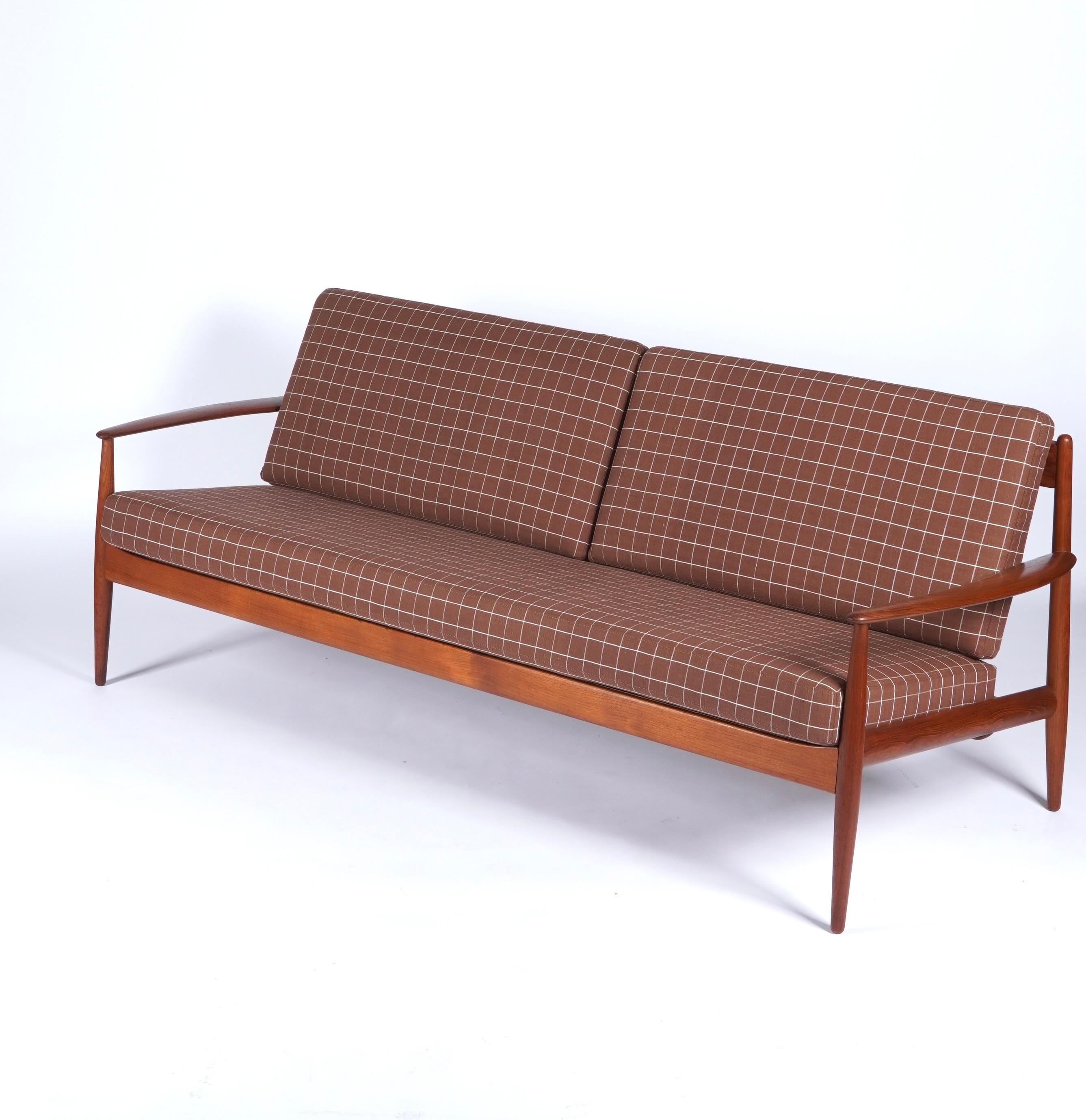 Sofá de teca de Grete Jalk para France & Daverkosen Lino en venta