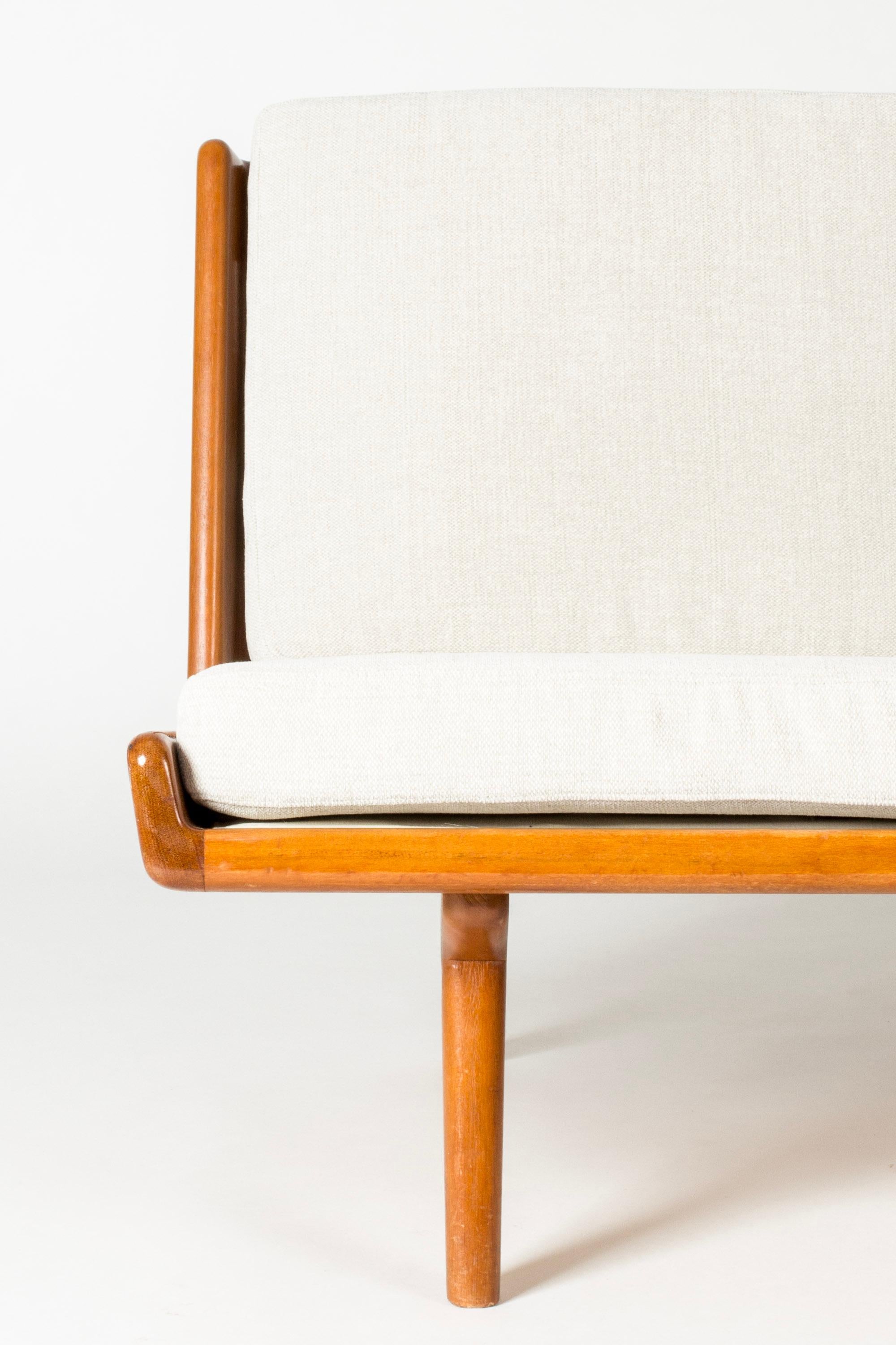 Scandinavo moderno Divano in teak con fasce in pelle di Gustaf Hiort af Ornäs, Finlandia, anni '50 in vendita