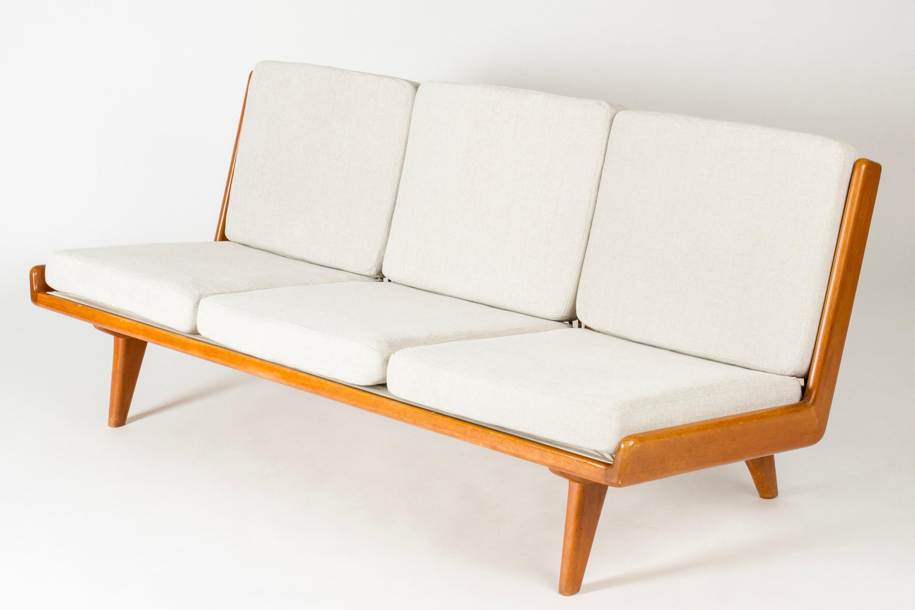 Svedese Divano in teak con fasce in pelle di Gustaf Hiort af Ornäs, Finlandia, anni '50 in vendita