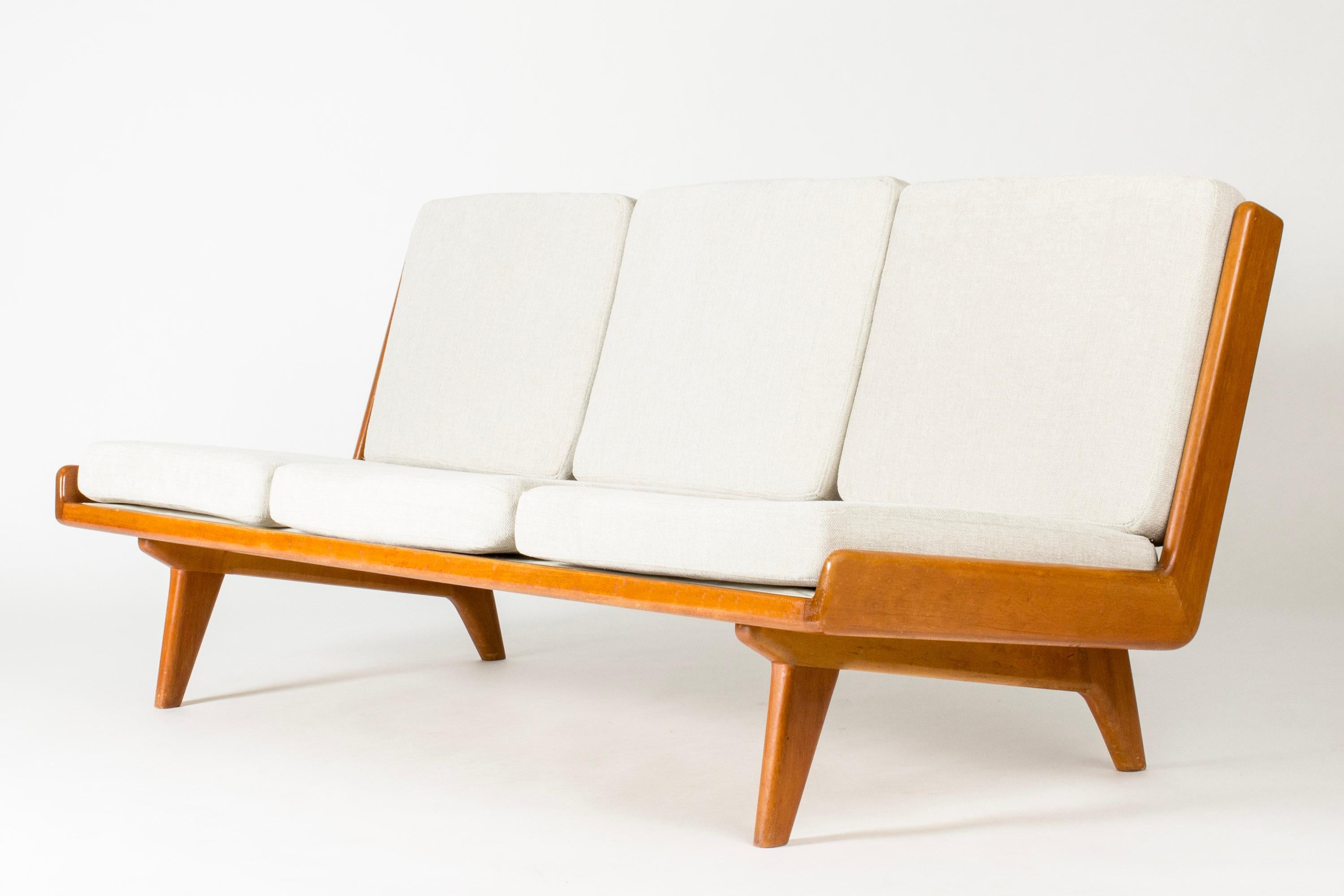 Divano in teak con fasce in pelle di Gustaf Hiort af Ornäs, Finlandia, anni '50 In condizioni buone in vendita a Stockholm, SE