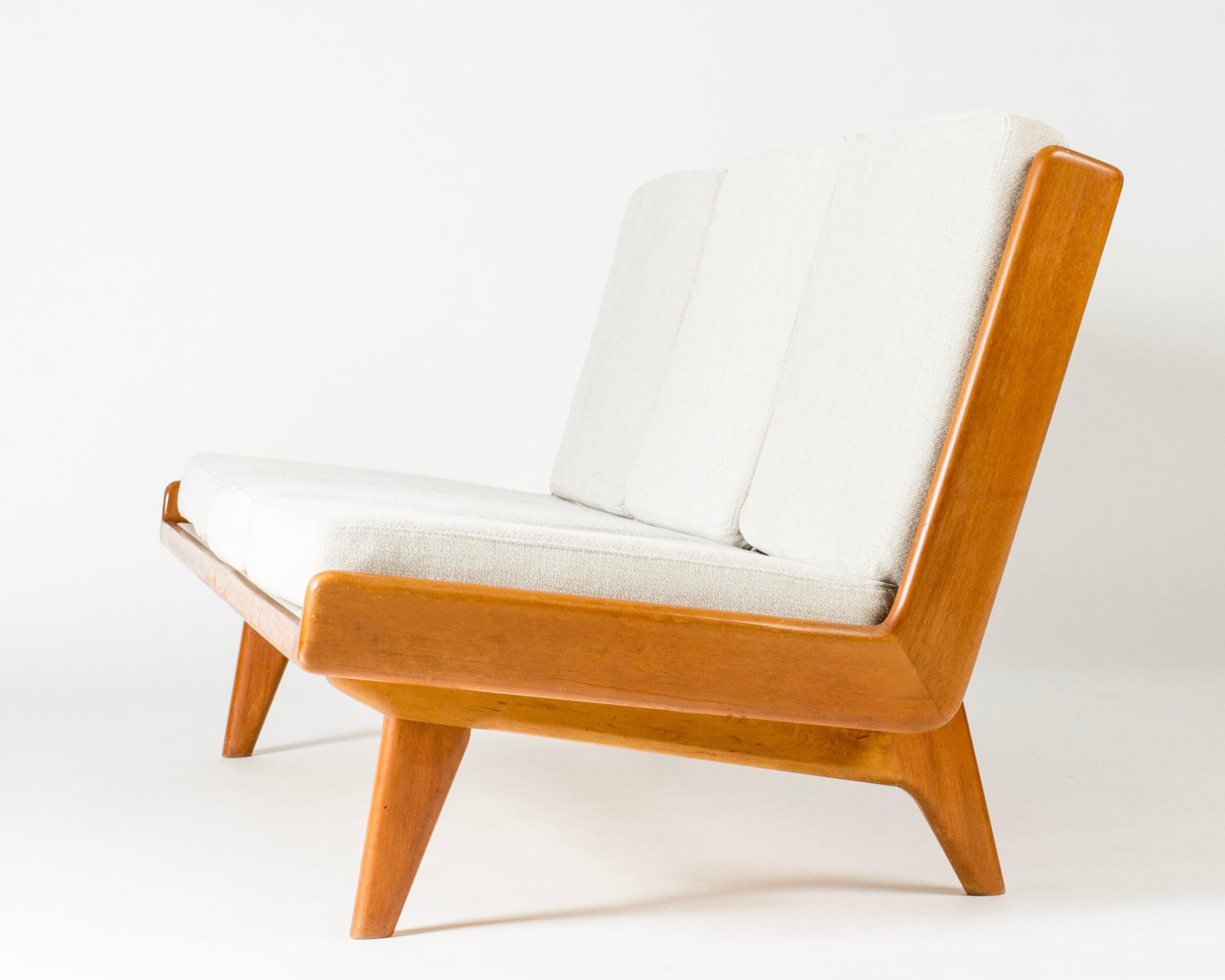 Metà XX secolo Divano in teak con fasce in pelle di Gustaf Hiort af Ornäs, Finlandia, anni '50 in vendita