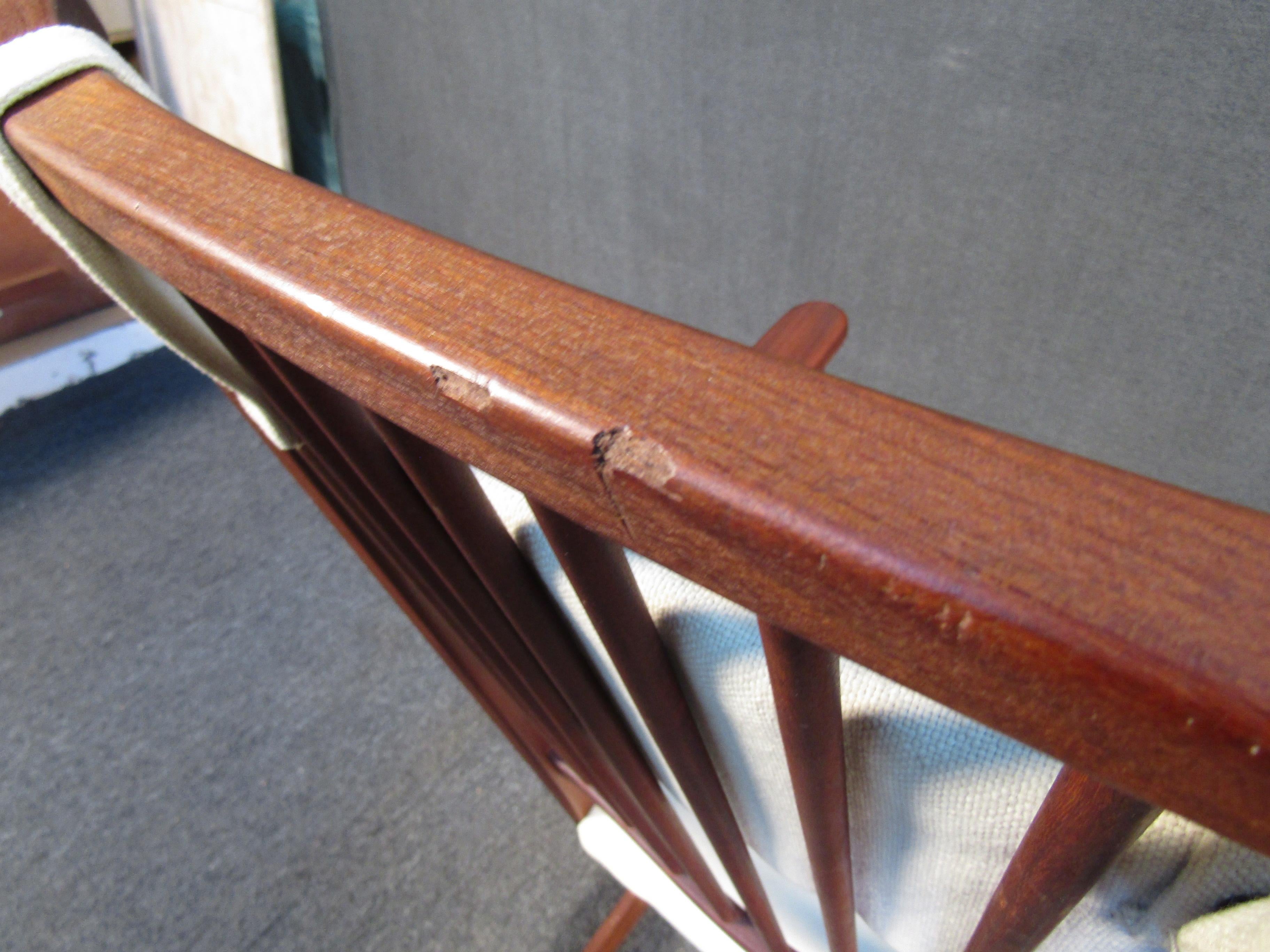 XX secolo Sedia a dondolo con schienale a fuso in teak in vendita