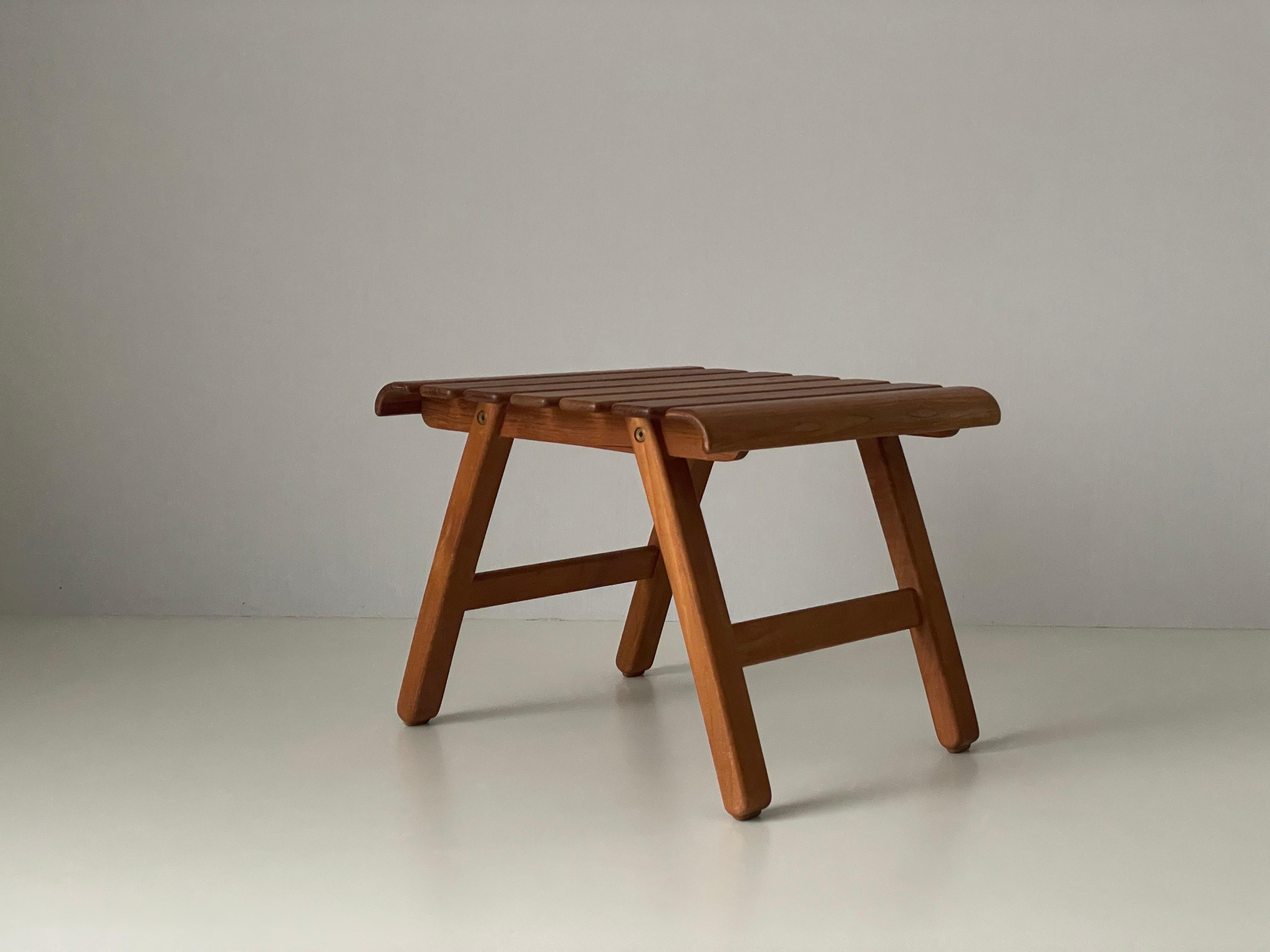 Table basse ou table d'appoint carrée en teck, Allemagne, années 1970

Mesures :

Hauteur : 41 cm
Largeur et profondeur : 50 cm x 50 cm

N'hésitez pas à nous contacter si vous avez des questions.