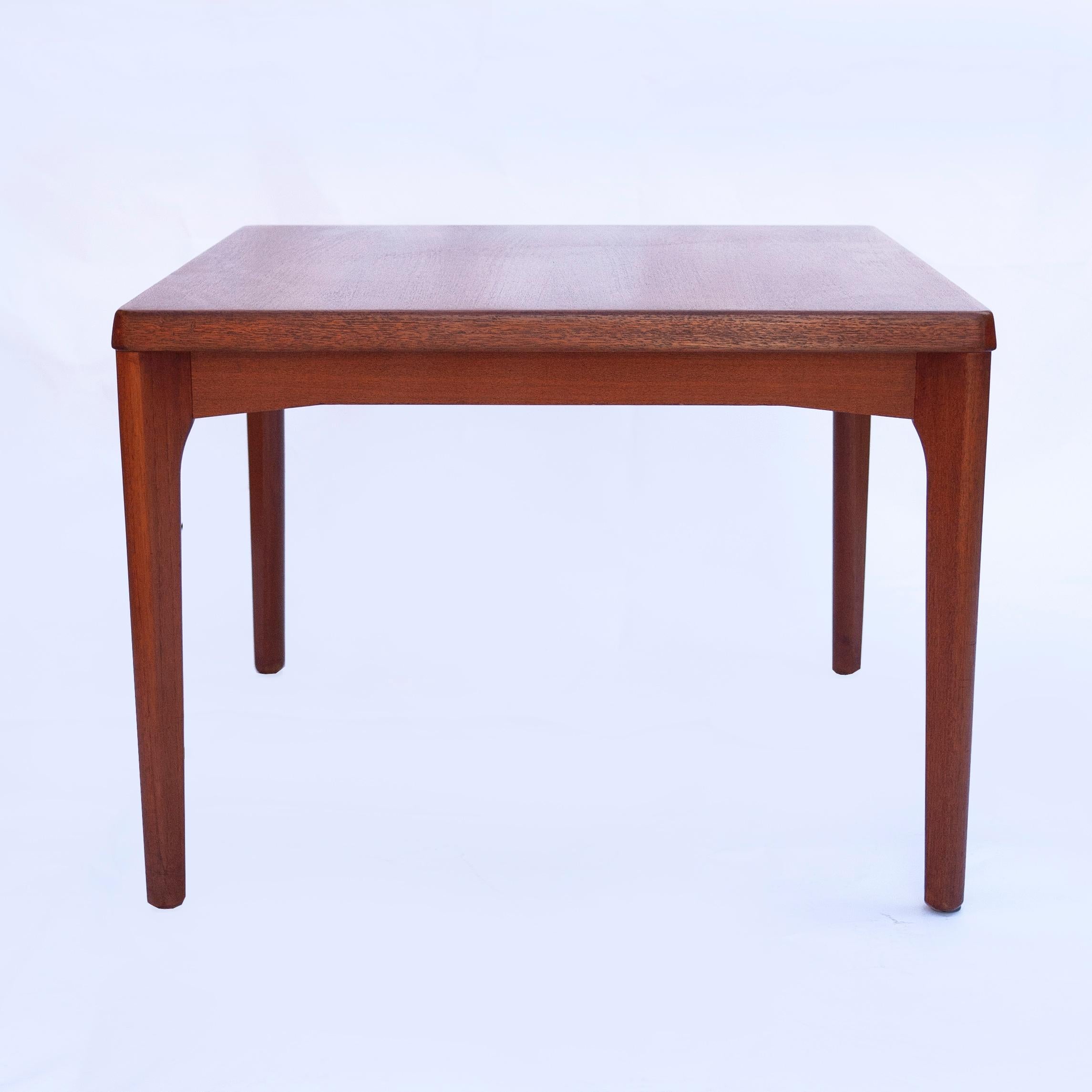 Mid-Century Modern Table basse carrée en teck de Henning Kjrnulf pour Vejle Stole & Mbelfabrik, 1960 en vente