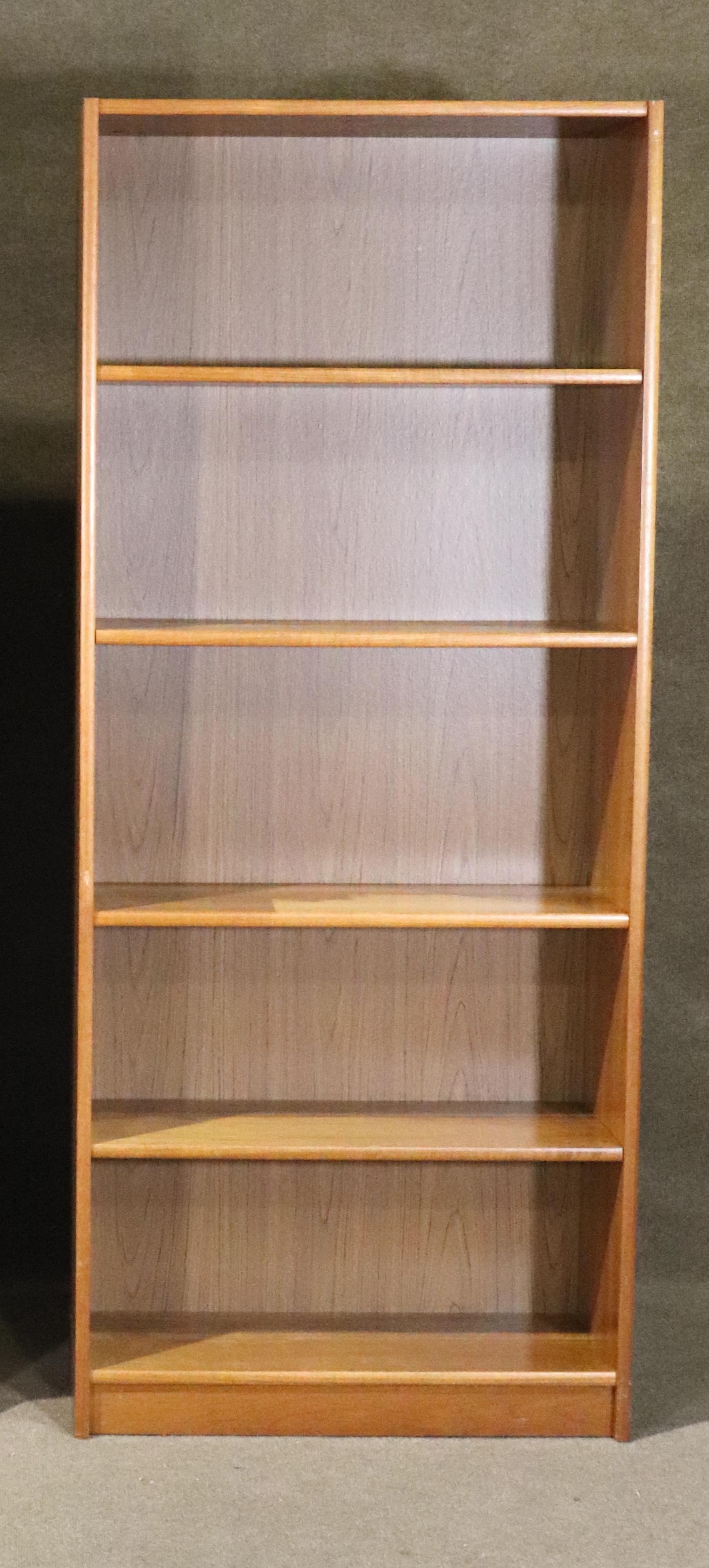 Tall teak veneer bookcase with five wide shelves. Ample storage for home or office.
Please confirm location NY or NJ