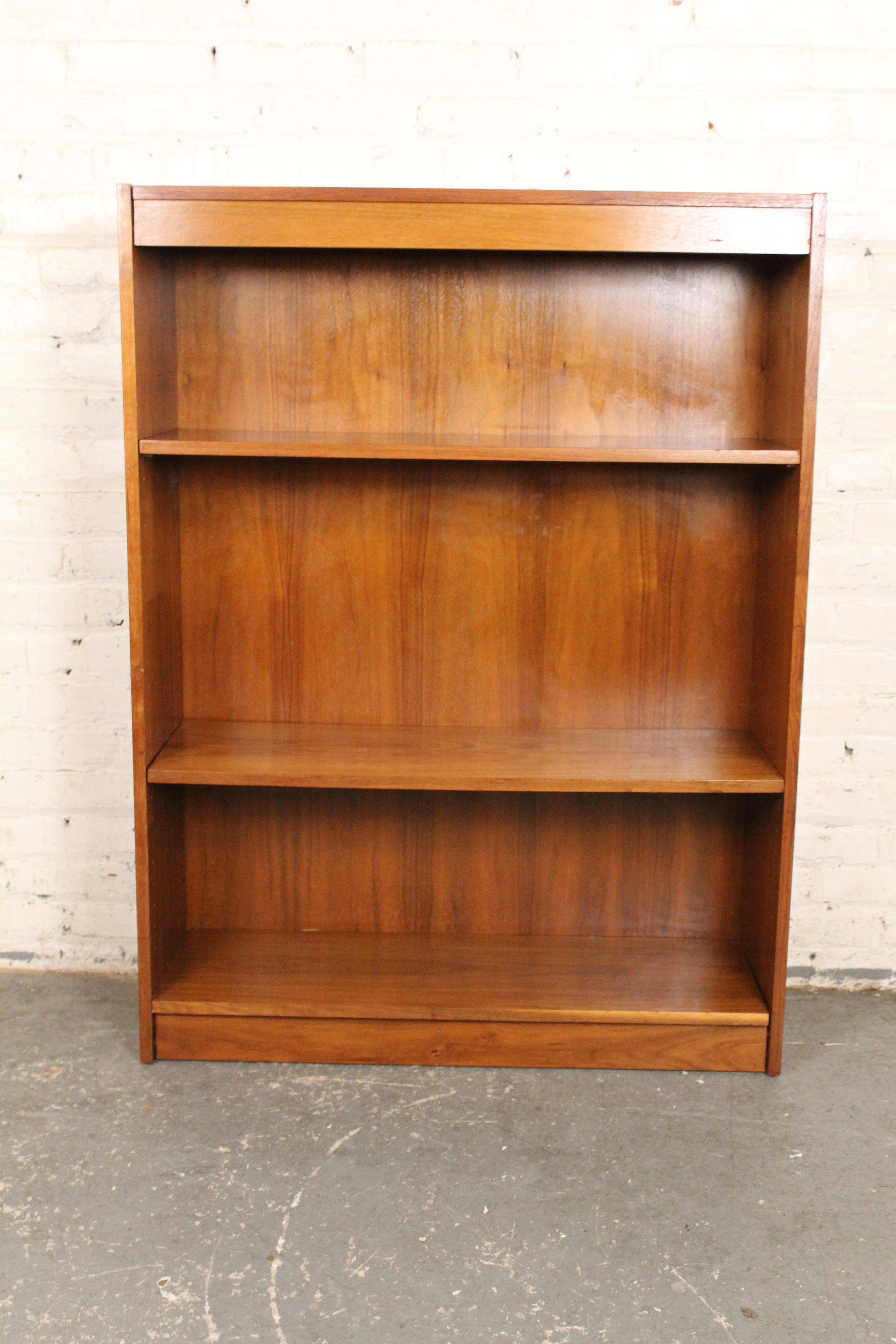 Mid-Century moderno Libreria a muro in teak in vendita