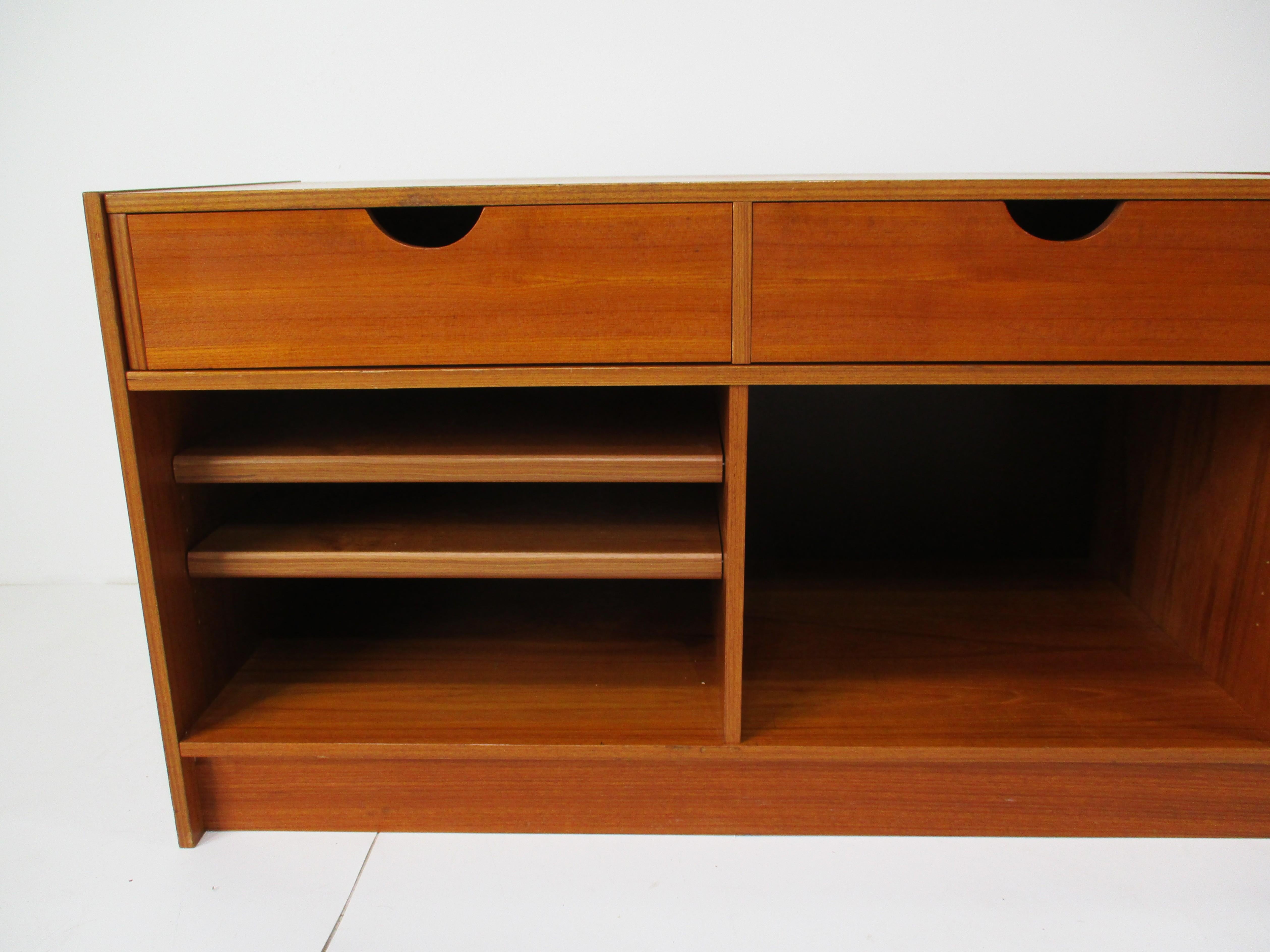 Mid-Century moderno Teak Stereo Record Espandibile 2 pezzi. Mobile da intrattenimento Svezia in vendita