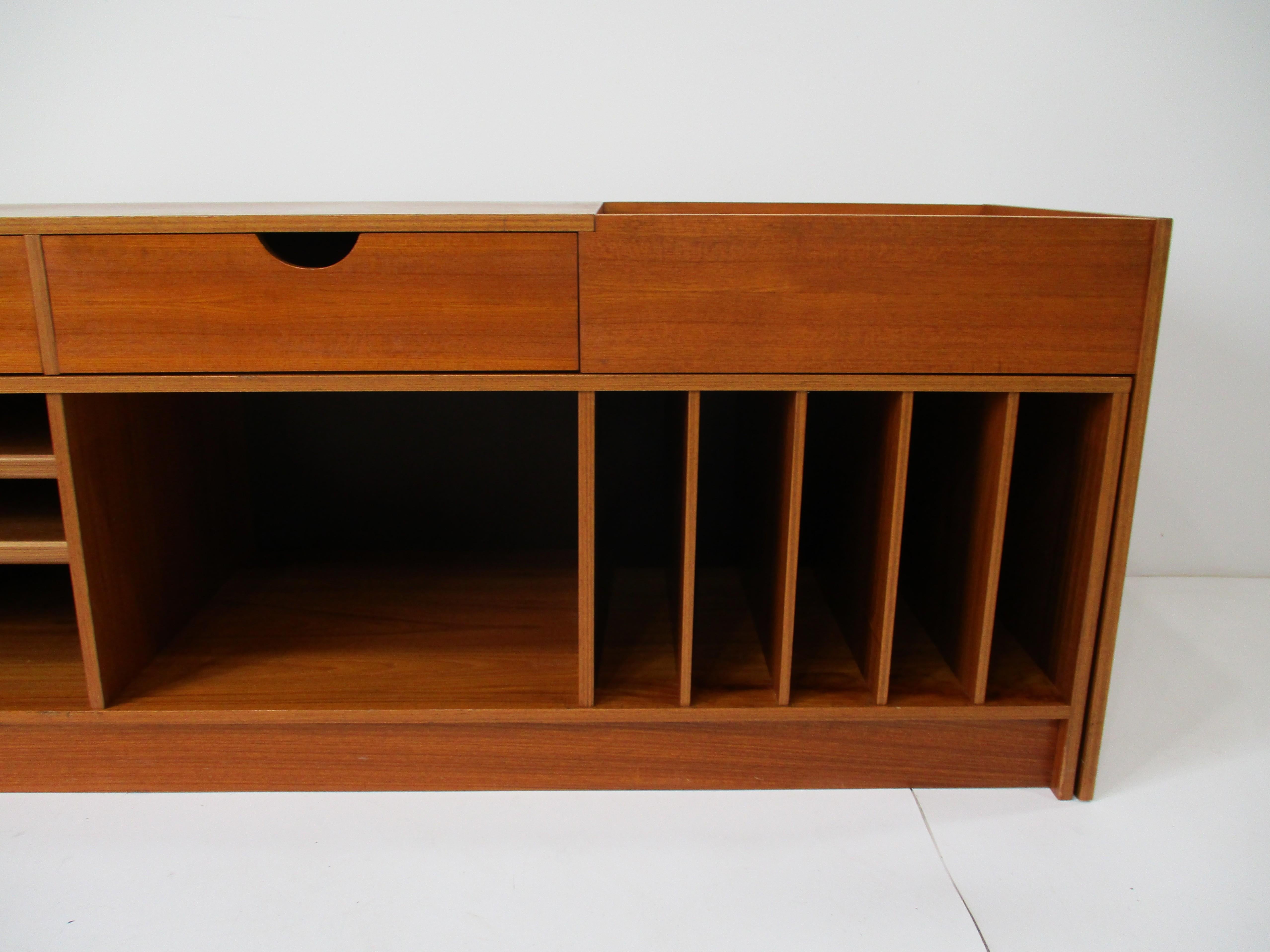 Svedese Teak Stereo Record Espandibile 2 pezzi. Mobile da intrattenimento Svezia in vendita