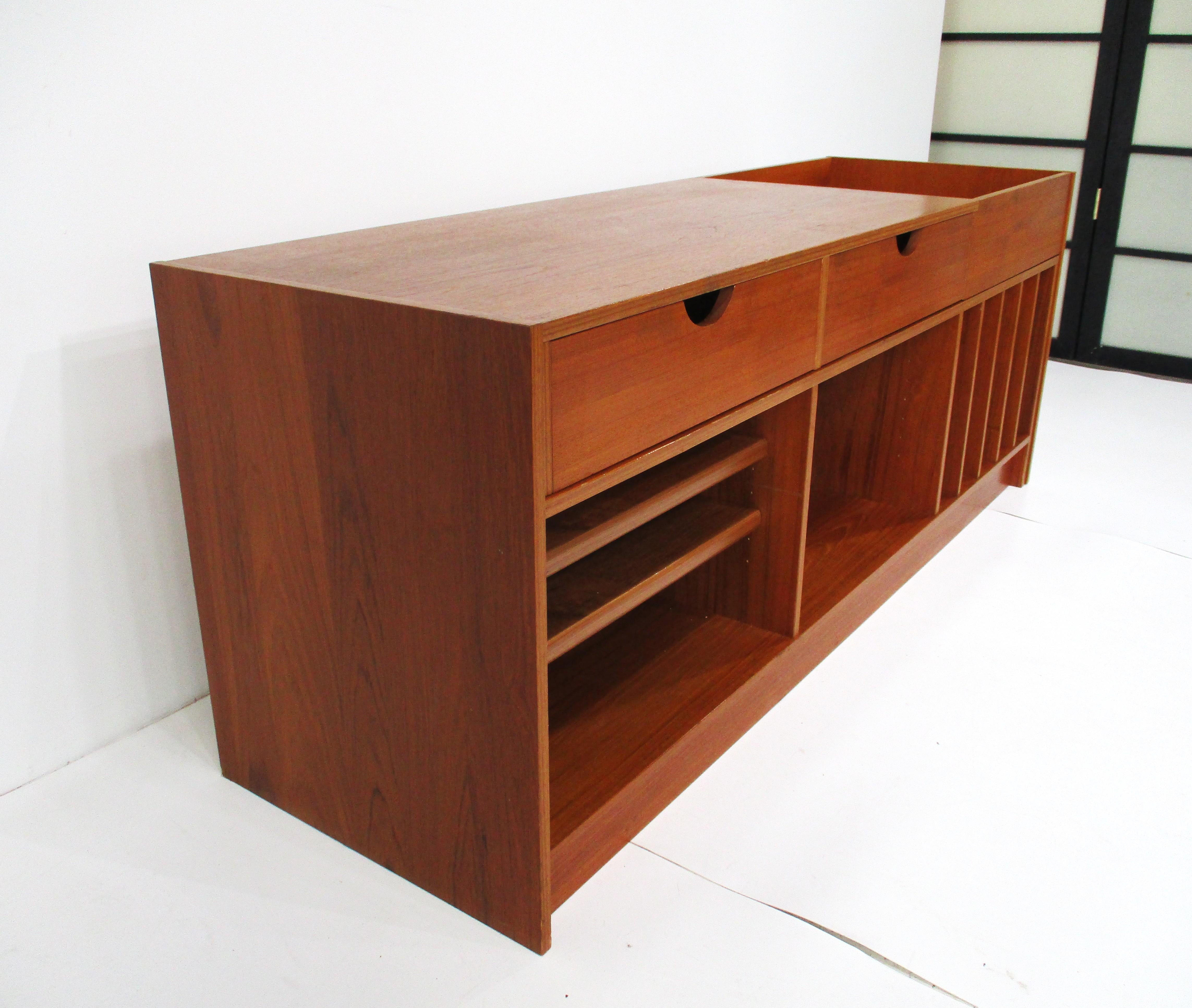 Teak Stereo Record Espandibile 2 pezzi. Mobile da intrattenimento Svezia In condizioni buone in vendita a Cincinnati, OH