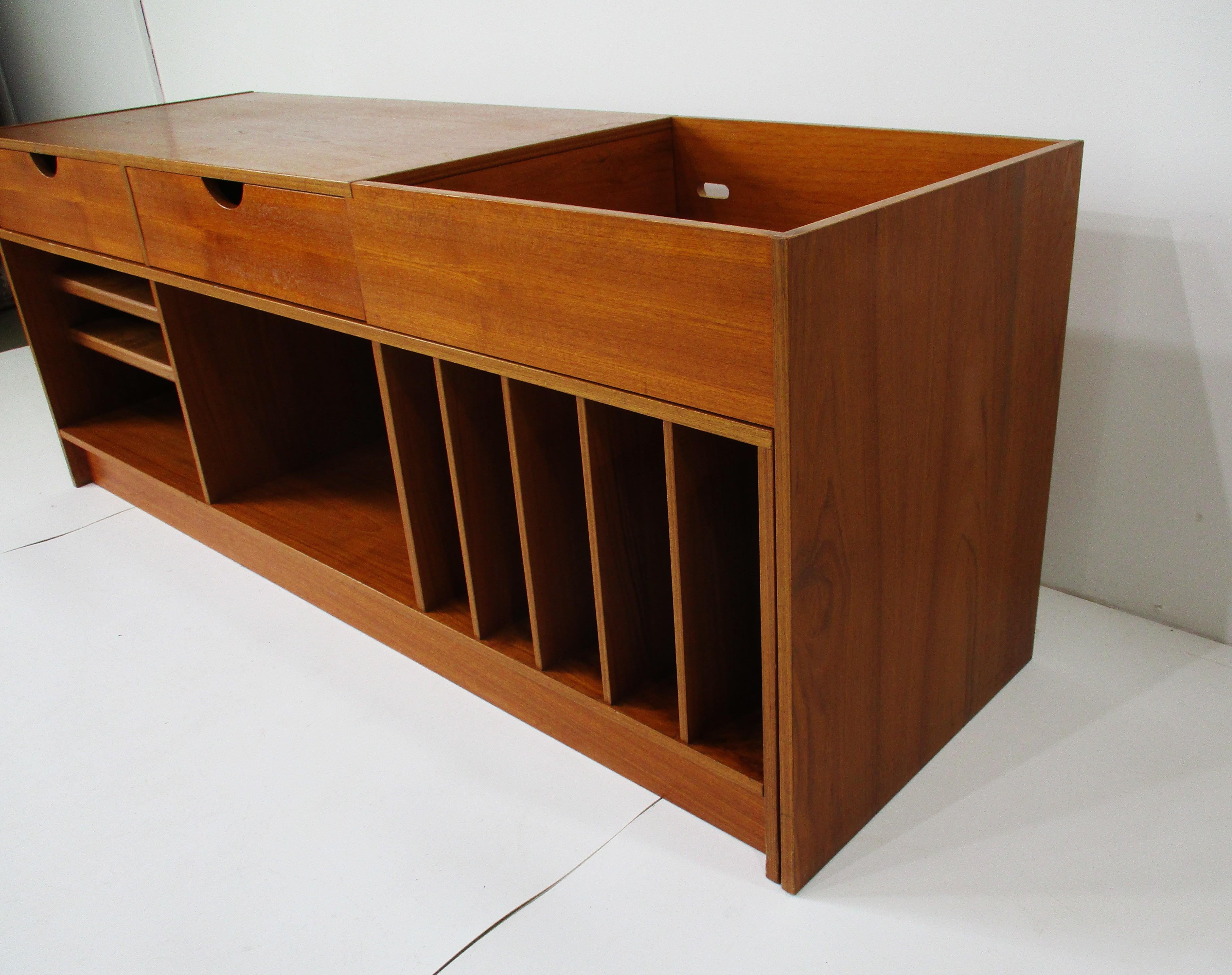 XX secolo Teak Stereo Record Espandibile 2 pezzi. Mobile da intrattenimento Svezia in vendita
