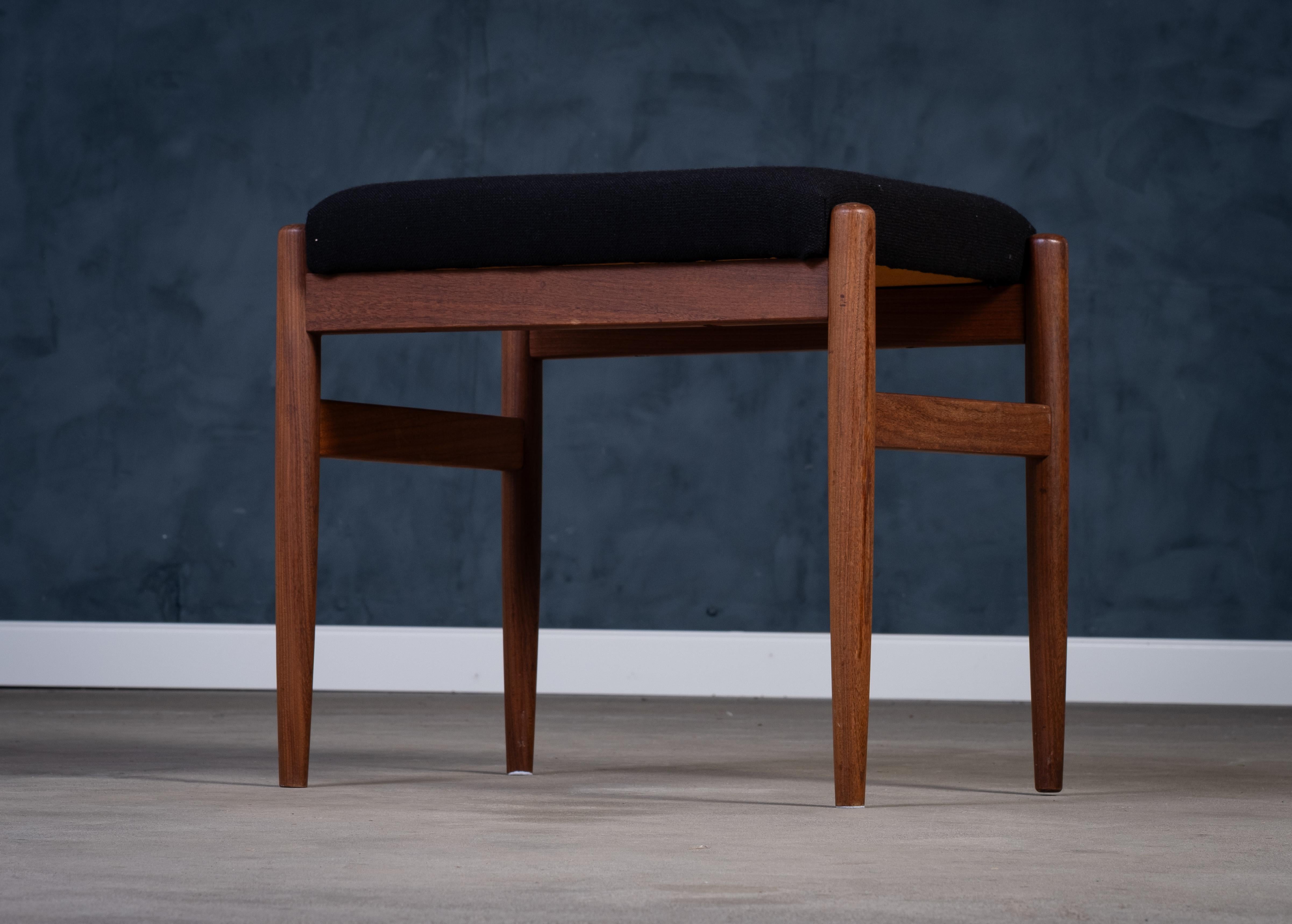 Mid-Century Modern Tabouret en teck avec tissu noir, Danemark, années 1960 en vente