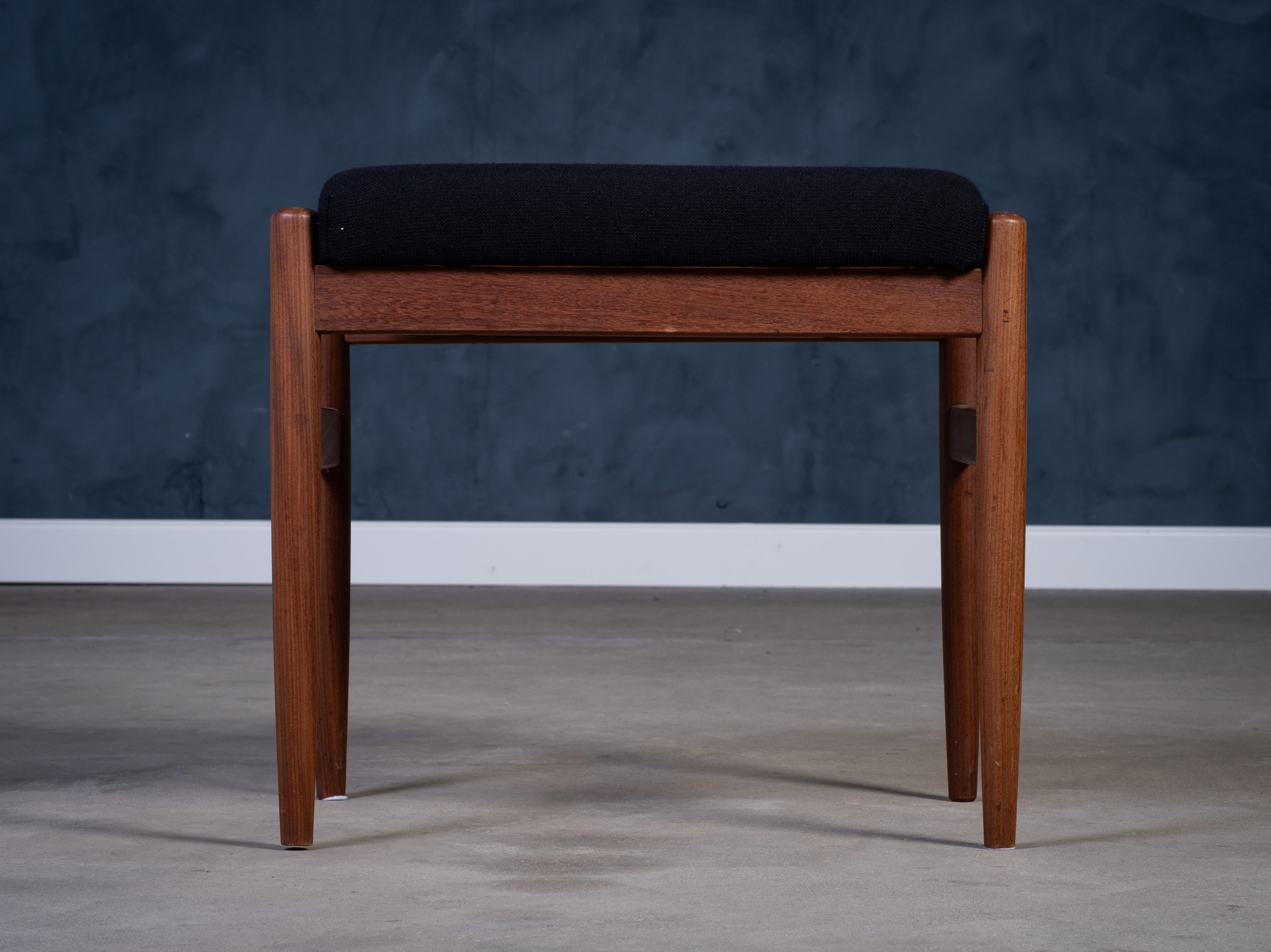 Danois Tabouret en teck avec tissu noir, Danemark, années 1960 en vente