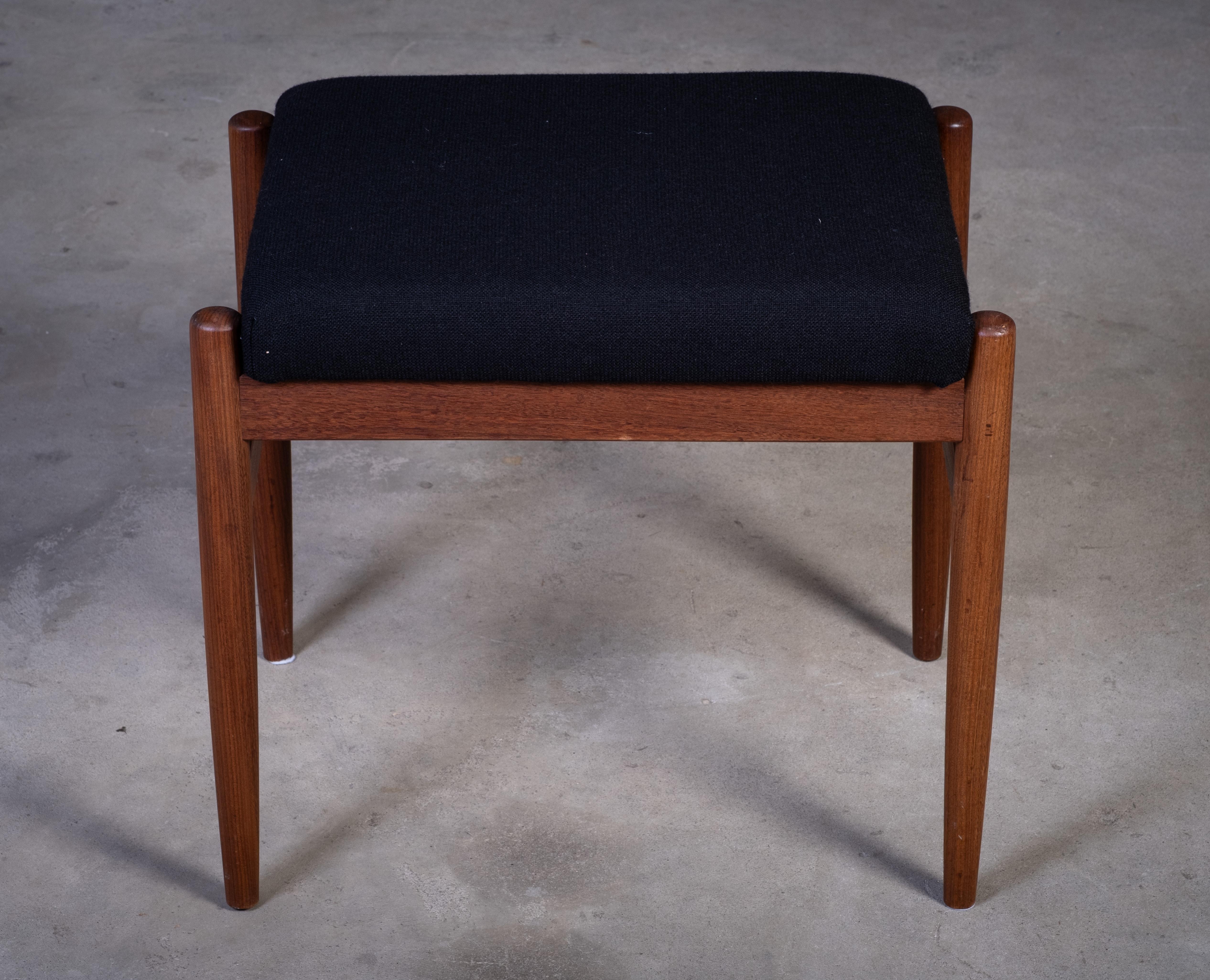 Tabouret en teck avec tissu noir, Danemark, années 1960 Bon état - En vente à Nørre Aaby, DK