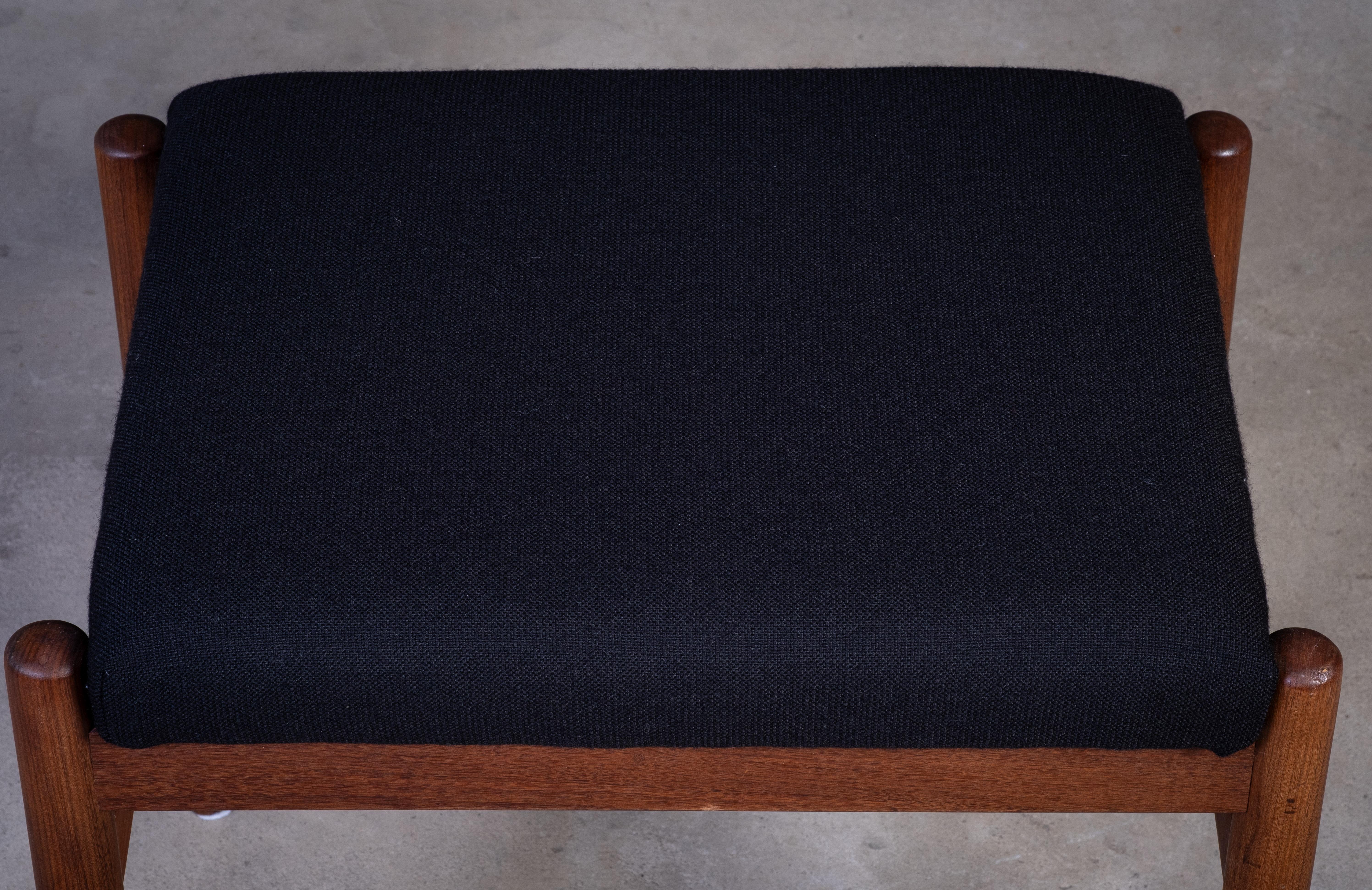 Milieu du XXe siècle Tabouret en teck avec tissu noir, Danemark, années 1960 en vente