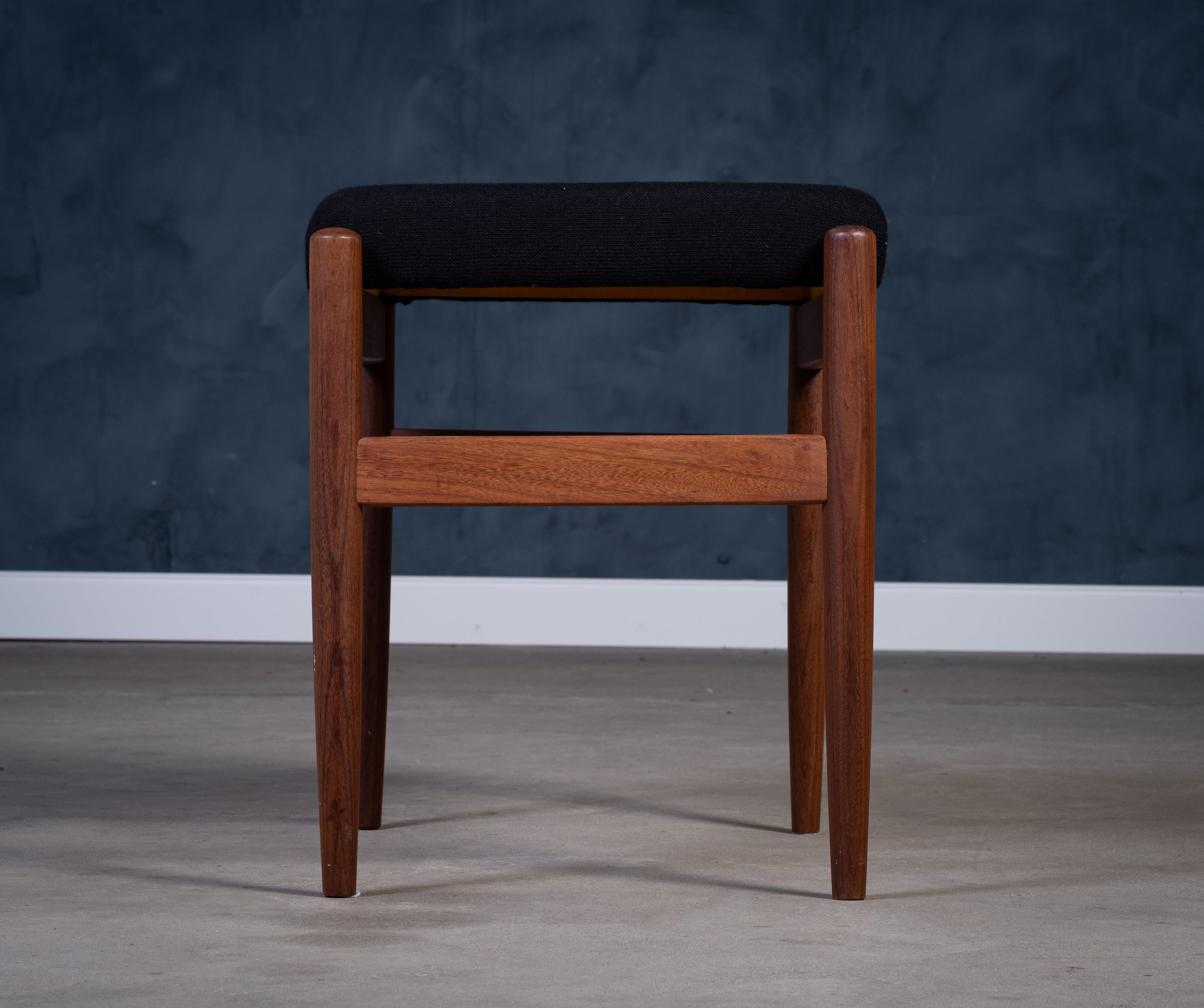Tissu Tabouret en teck avec tissu noir, Danemark, années 1960 en vente