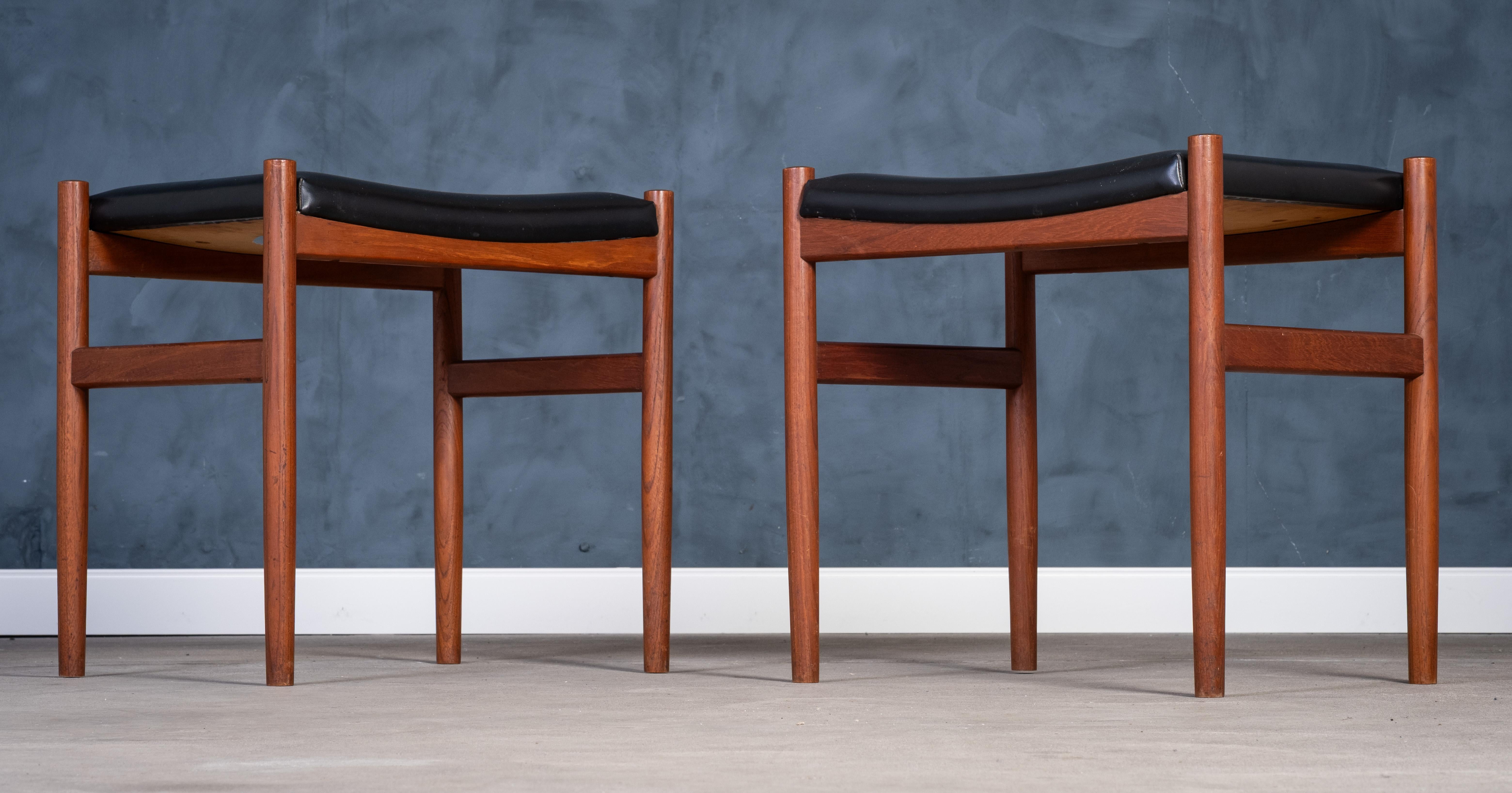 Hocker aus Teakholz mit schwarzer Lederauflage von Spøttrup Møbelfabrik, 1960er Jahre, 2er-Set (Moderne der Mitte des Jahrhunderts) im Angebot