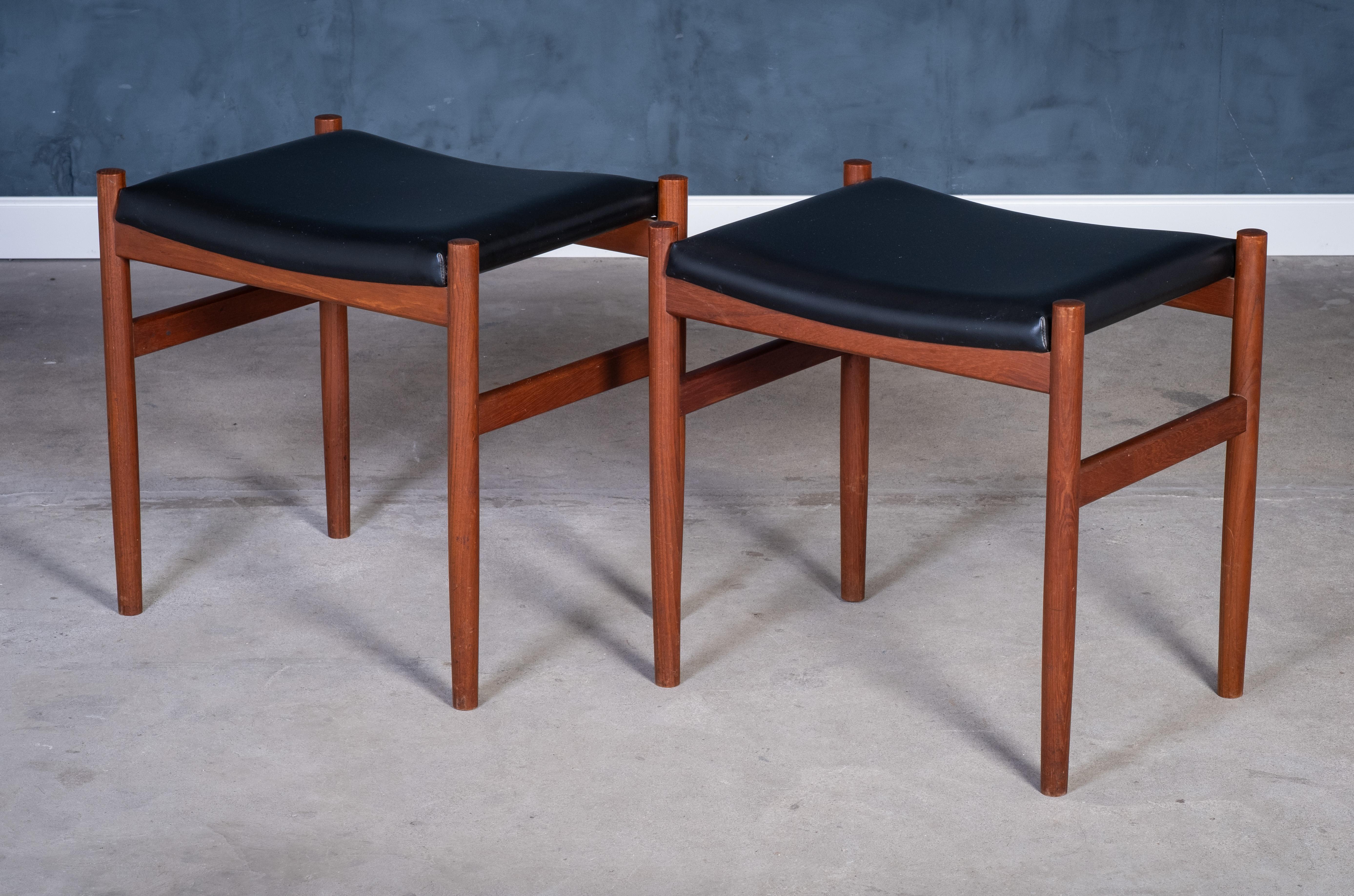 Hocker aus Teakholz mit schwarzer Lederauflage von Spøttrup Møbelfabrik, 1960er Jahre, 2er-Set (Dänisch) im Angebot
