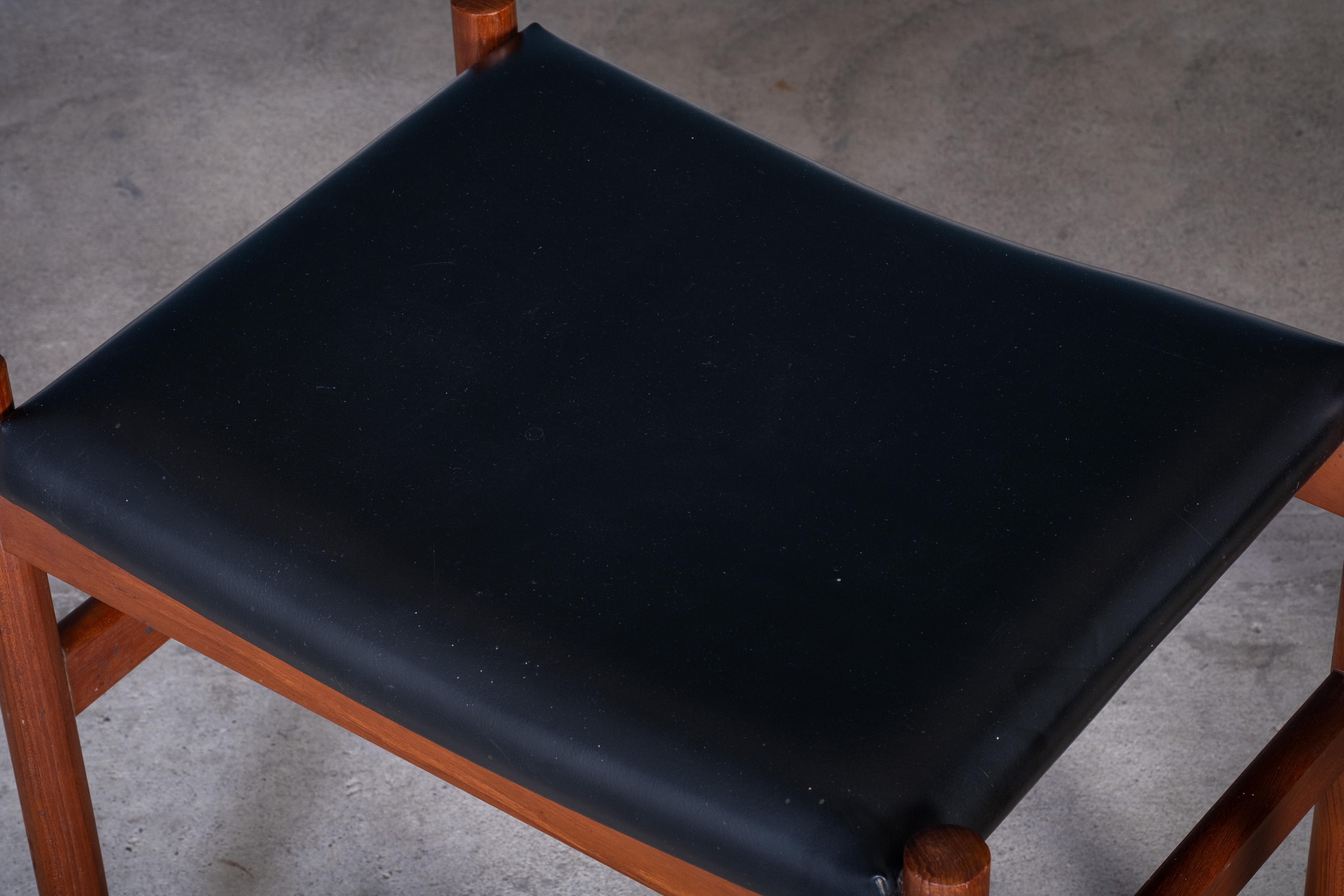 Hocker aus Teakholz mit schwarzer Lederauflage von Spøttrup Møbelfabrik, 1960er Jahre, 2er-Set im Zustand „Gut“ im Angebot in Nørre Aaby, DK