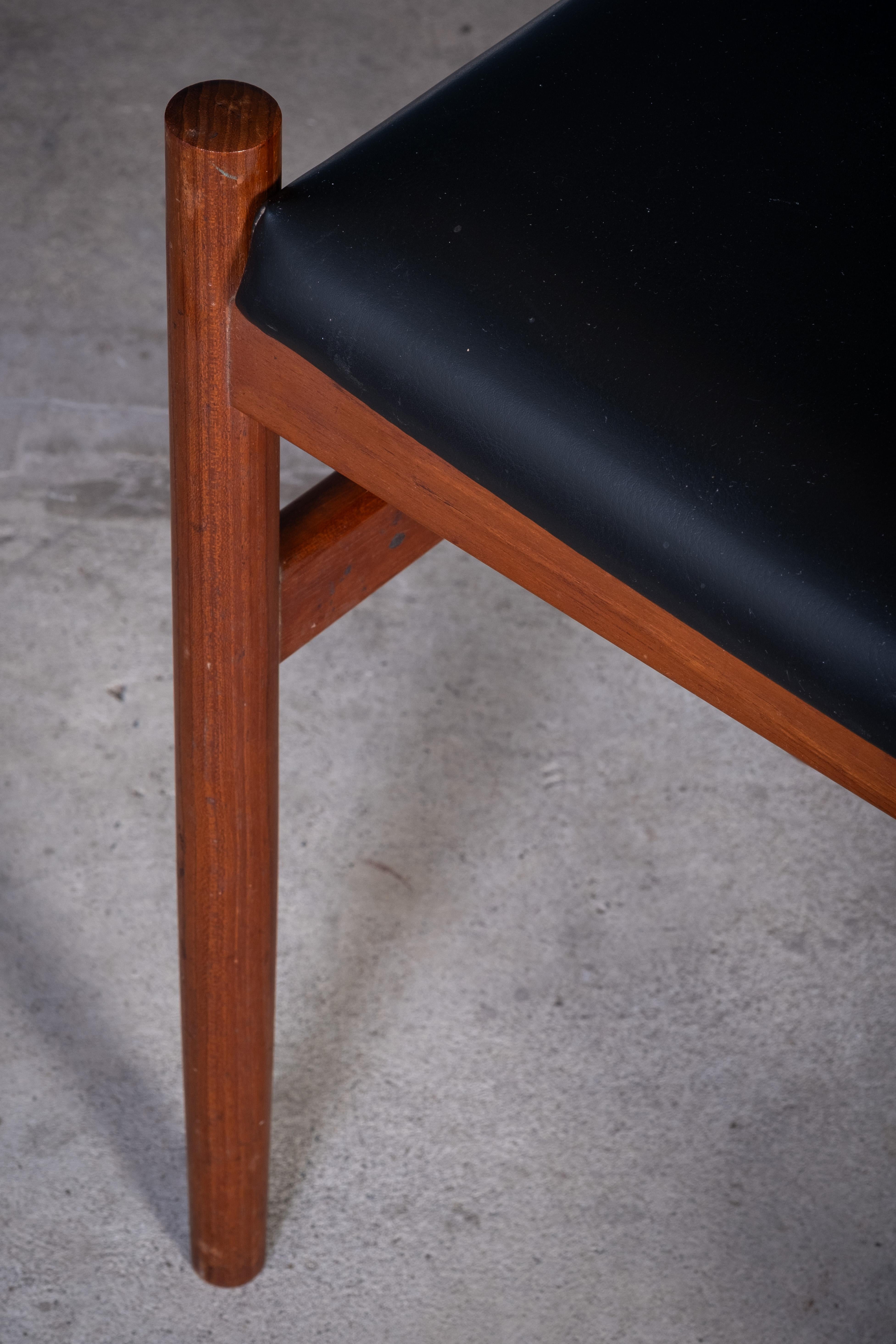 Hocker aus Teakholz mit schwarzer Lederauflage von Spøttrup Møbelfabrik, 1960er Jahre, 2er-Set (Mitte des 20. Jahrhunderts) im Angebot