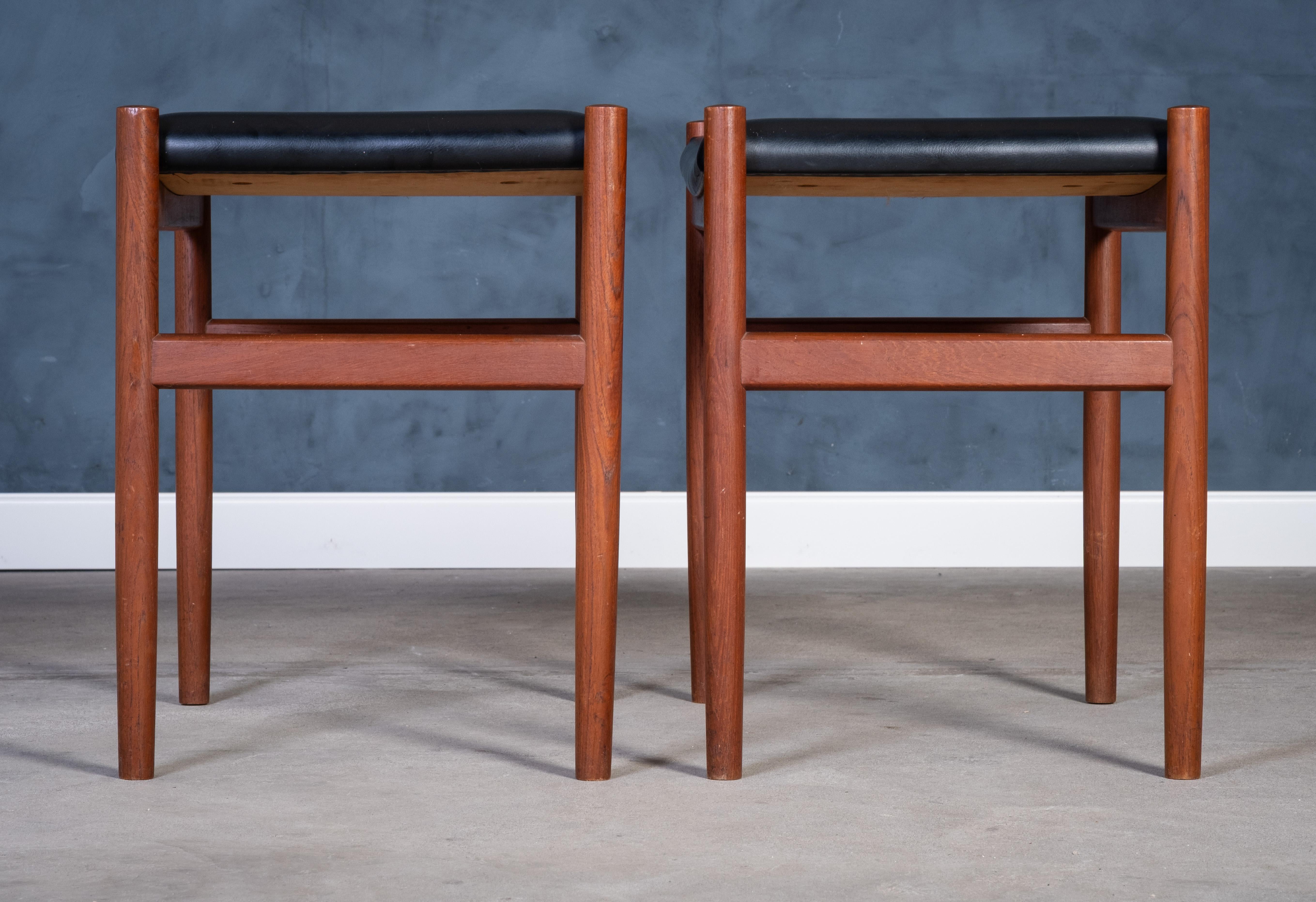 Hocker aus Teakholz mit schwarzer Lederauflage von Spøttrup Møbelfabrik, 1960er Jahre, 2er-Set im Angebot 1