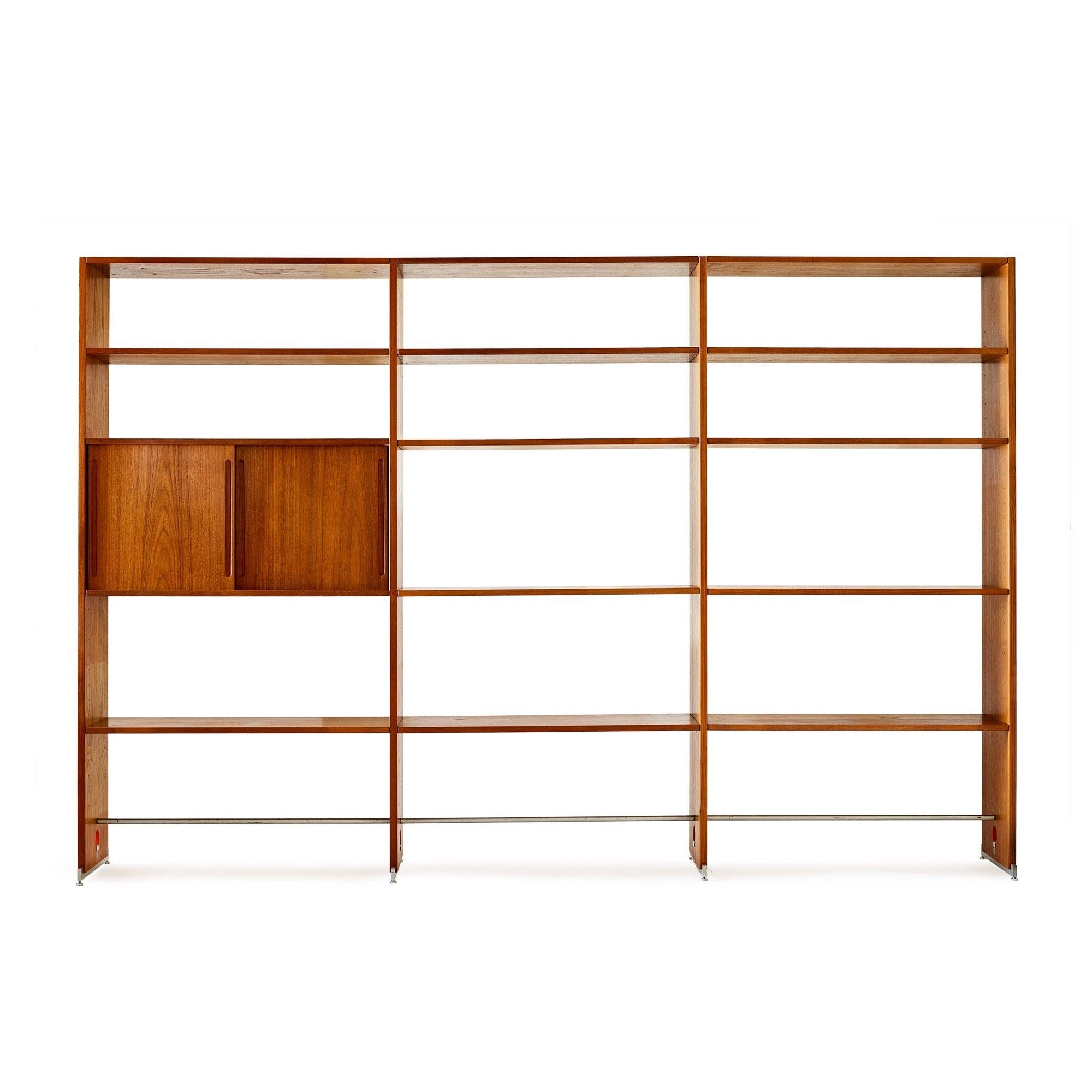 Una estantería independiente de teca con estantes ajustables y armario Su precio se muestra con esta unidad de 3 secciones. También hay disponibles estantes, armarios y paredes verticales adicionales. Infórmate para más detalles. La Foto 4 muestra