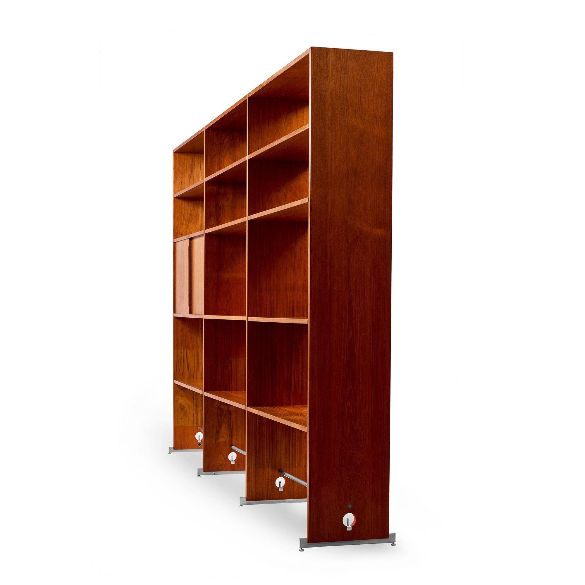 Mueble de almacenamiento de teca de Hans J. Wegner para Ry Mobler Danés en venta