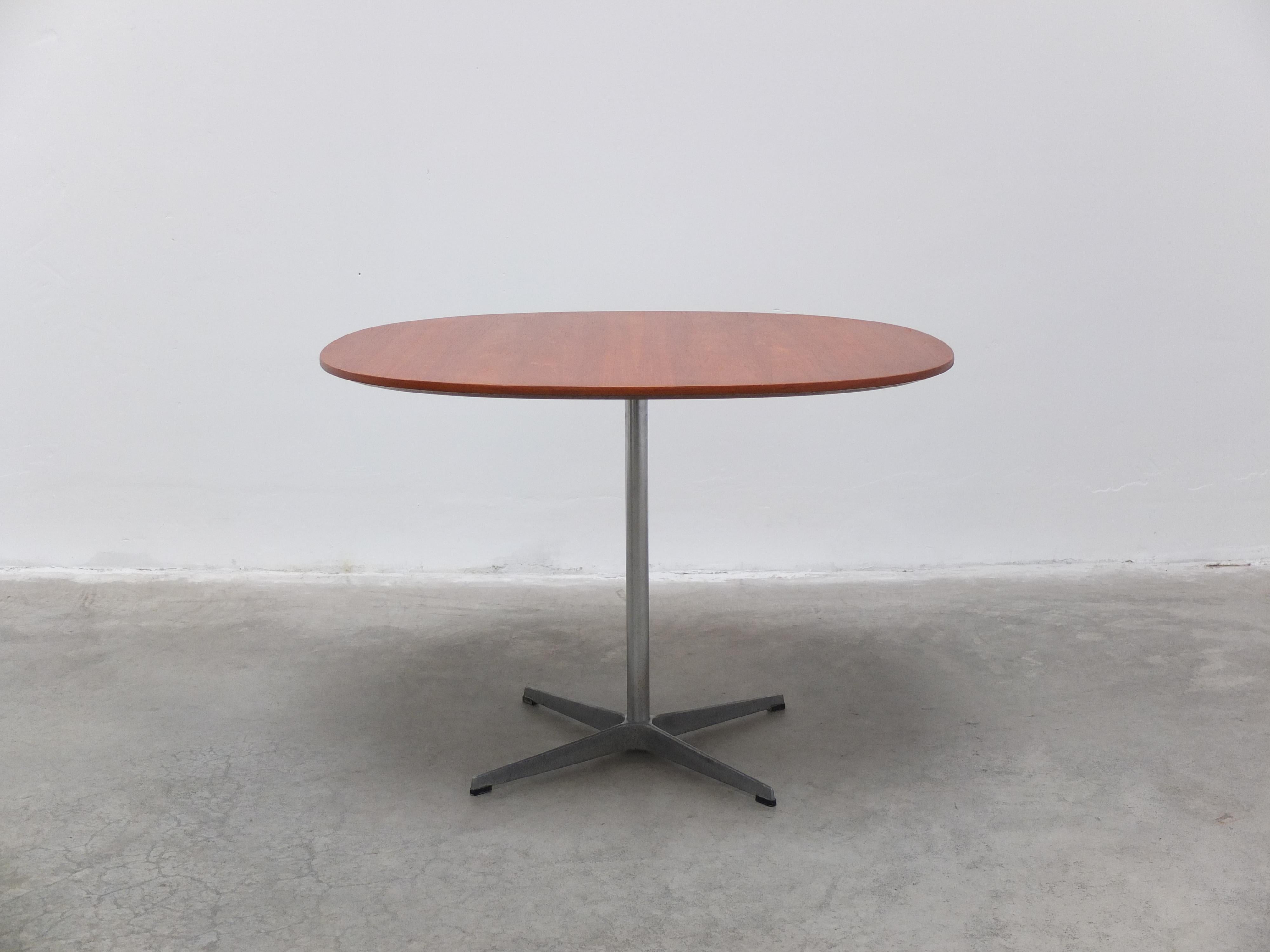 Early ‘Super-Circular’ dining table designed by Piet Hein & Bruno Mathsson in 1968. This old version features a top in beautiful teak wood combined with a sleek and practical pedestal base designed by Arne Jacobsen. Early production by Fritz Hansen