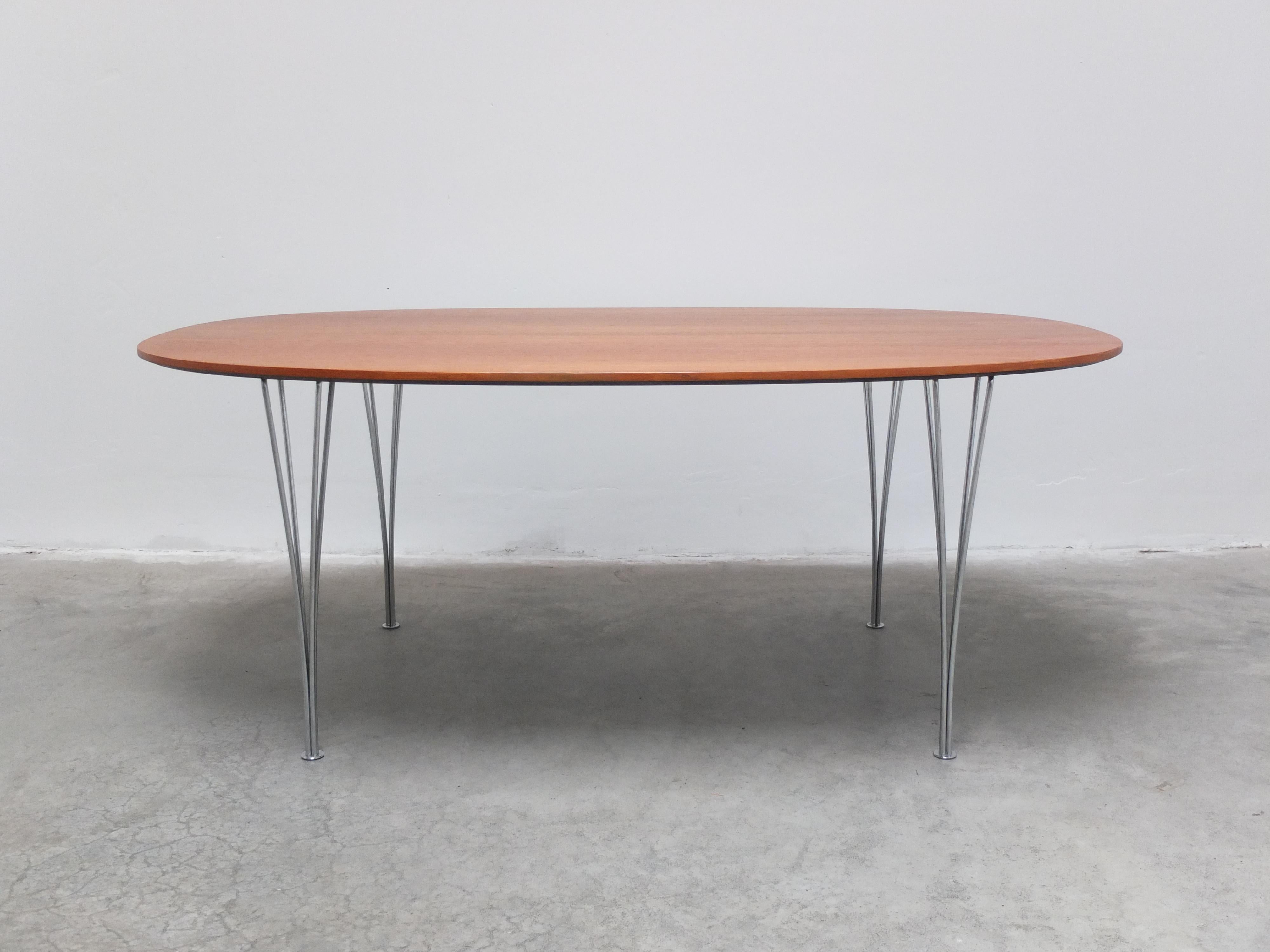 Danish Modern classic ‘Super-Elliptical’ dining table designed by Piet Hein & Bruno Mathsson in 1968. This early example features a beautiful top made of teak with a magnificent wood grain. This version is not in production anymore since quite some