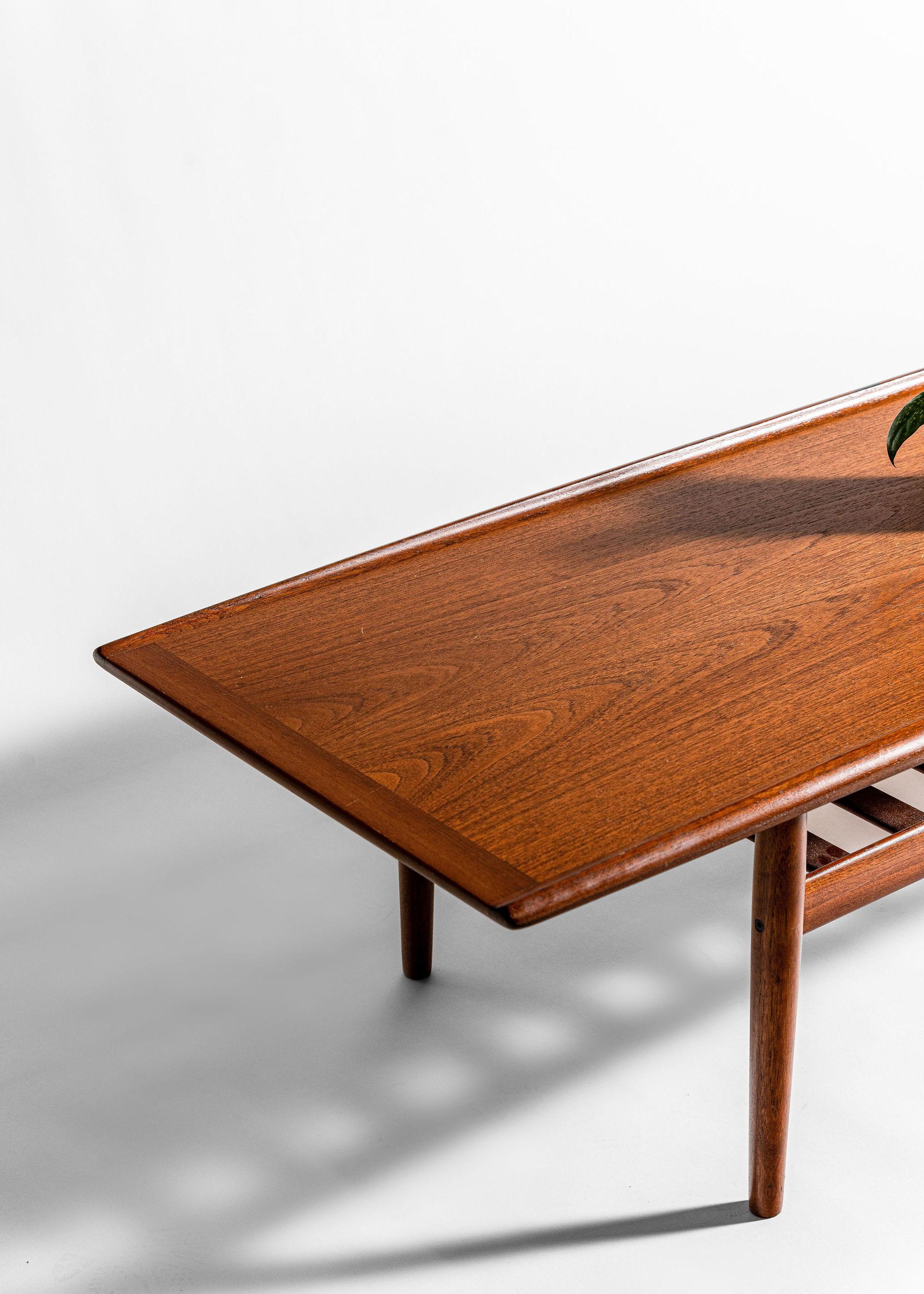 Teak Surfboard Coffee Table by Grete Jalk In Good Condition In London, ON