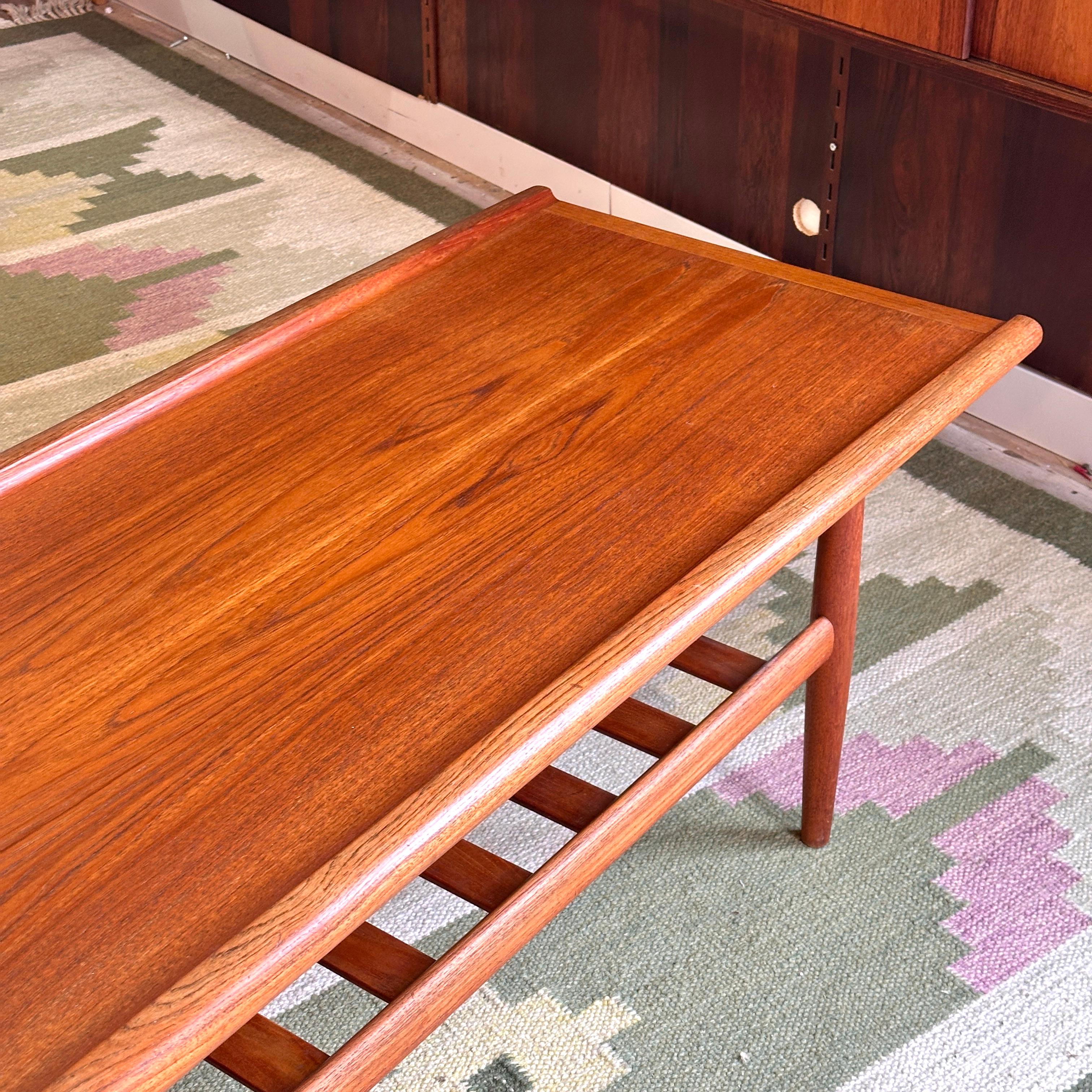 Teak Surfboard Coffee Table in the Style of Grete Jalk In Good Condition In Puslinch, ON