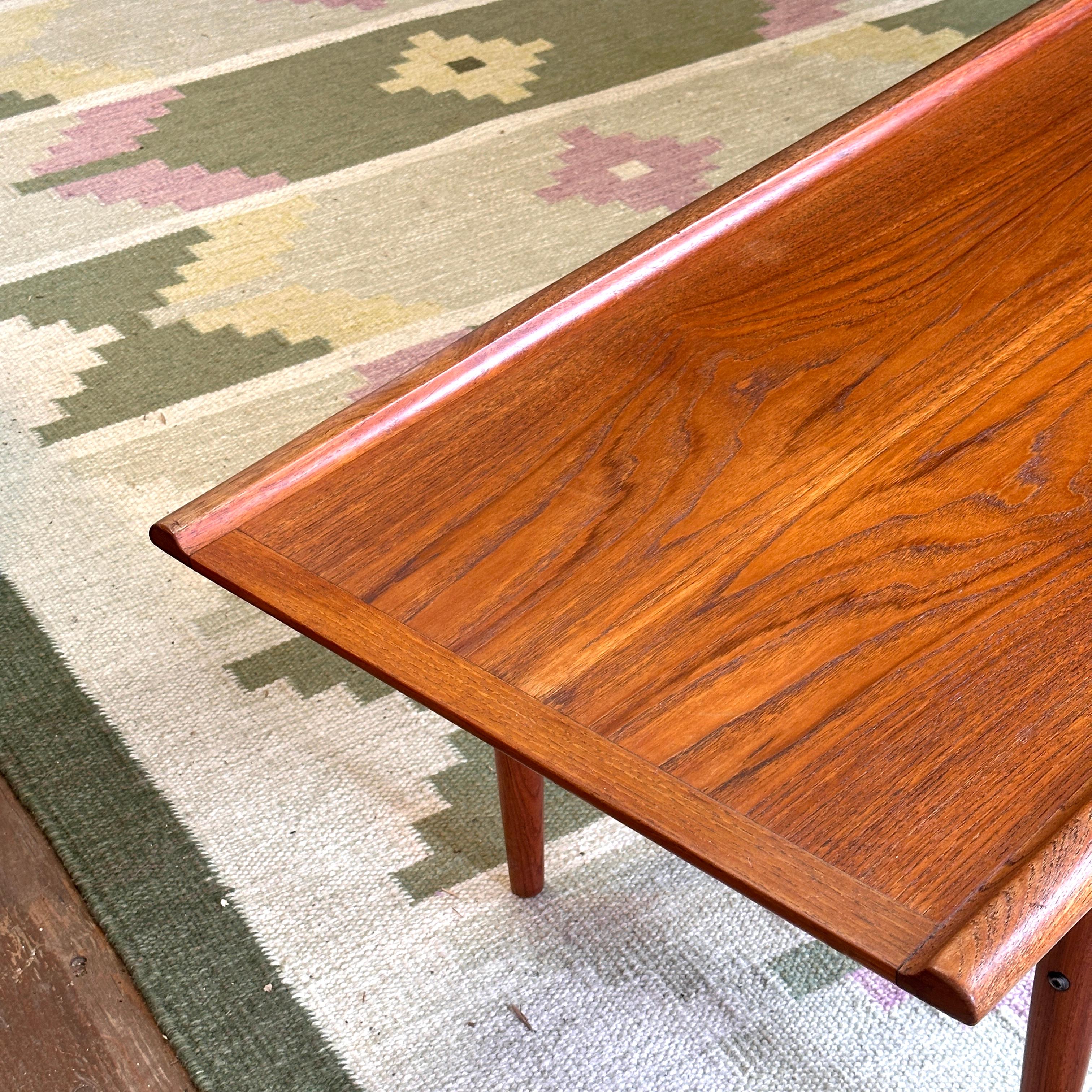Mid-20th Century Teak Surfboard Coffee Table in the Style of Grete Jalk