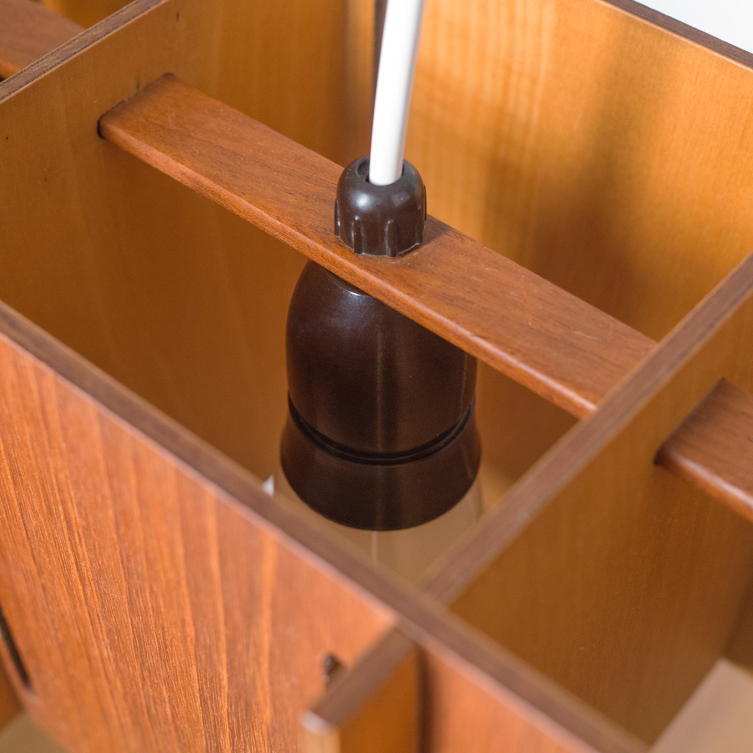 Metà XX secolo Lampada a sospensione in teak, circa 1960 in vendita