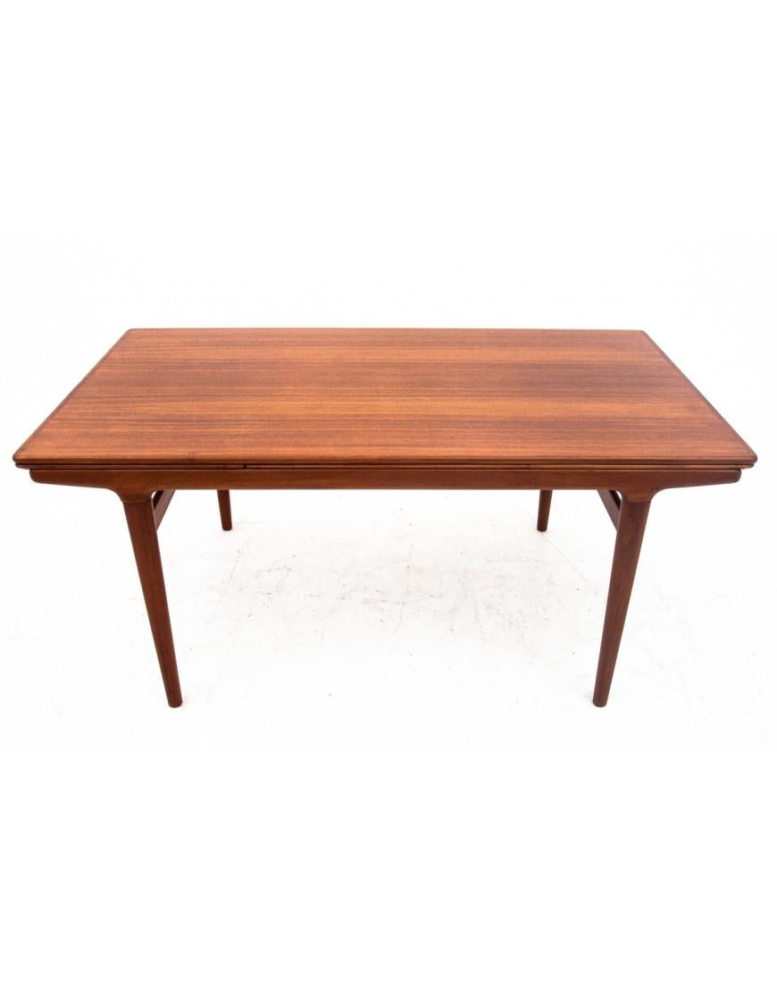 Teak table from the 1960s imported from Denmark.

Furniture in very good condition, after professional renovation.

Dimensions: height 72 cm / length 160 - 160 cm / depth 90 cm